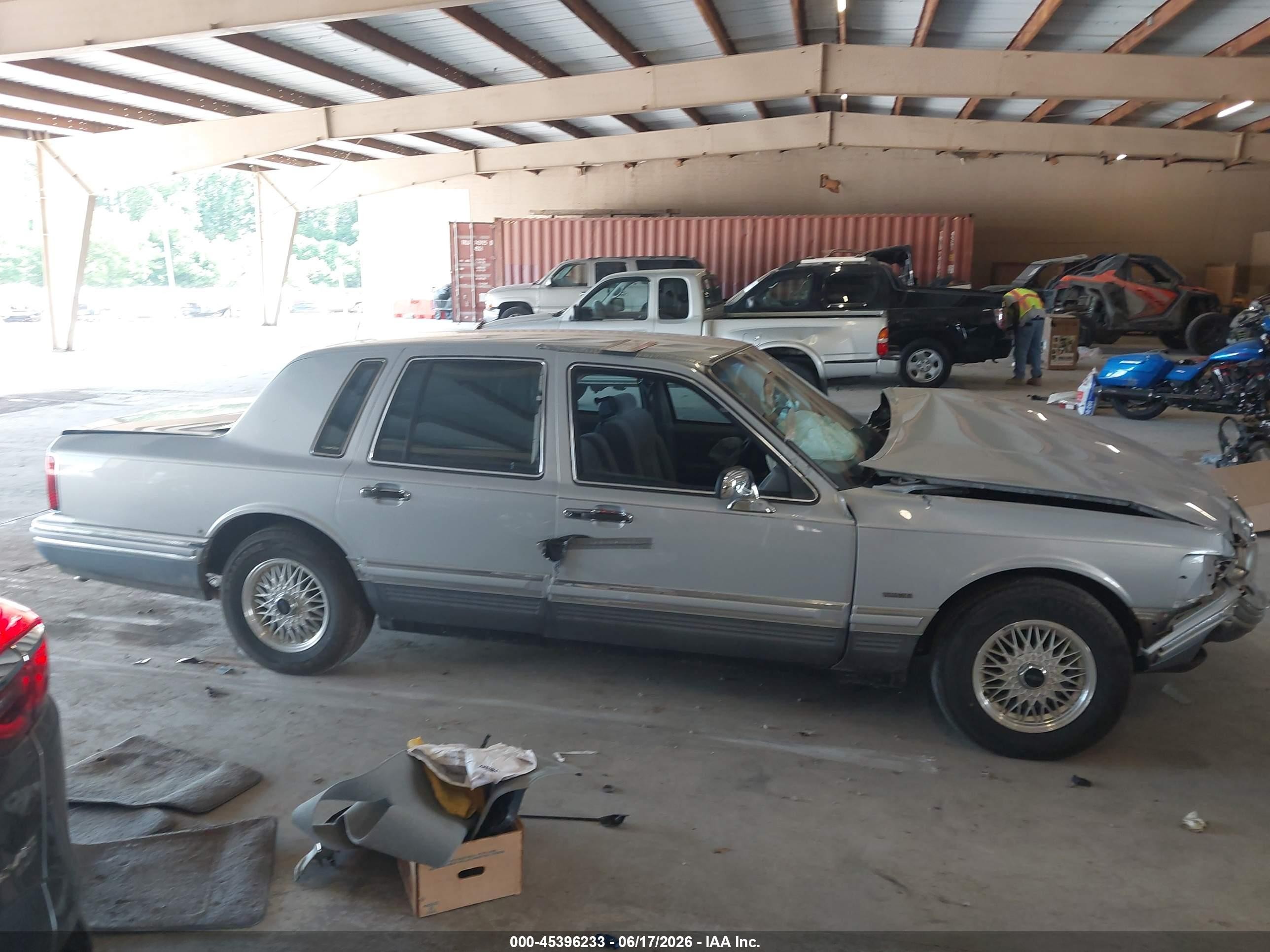 1994 Lincoln Town Car Signature/tournament Silver vin: 1LNLM82W7RY766464