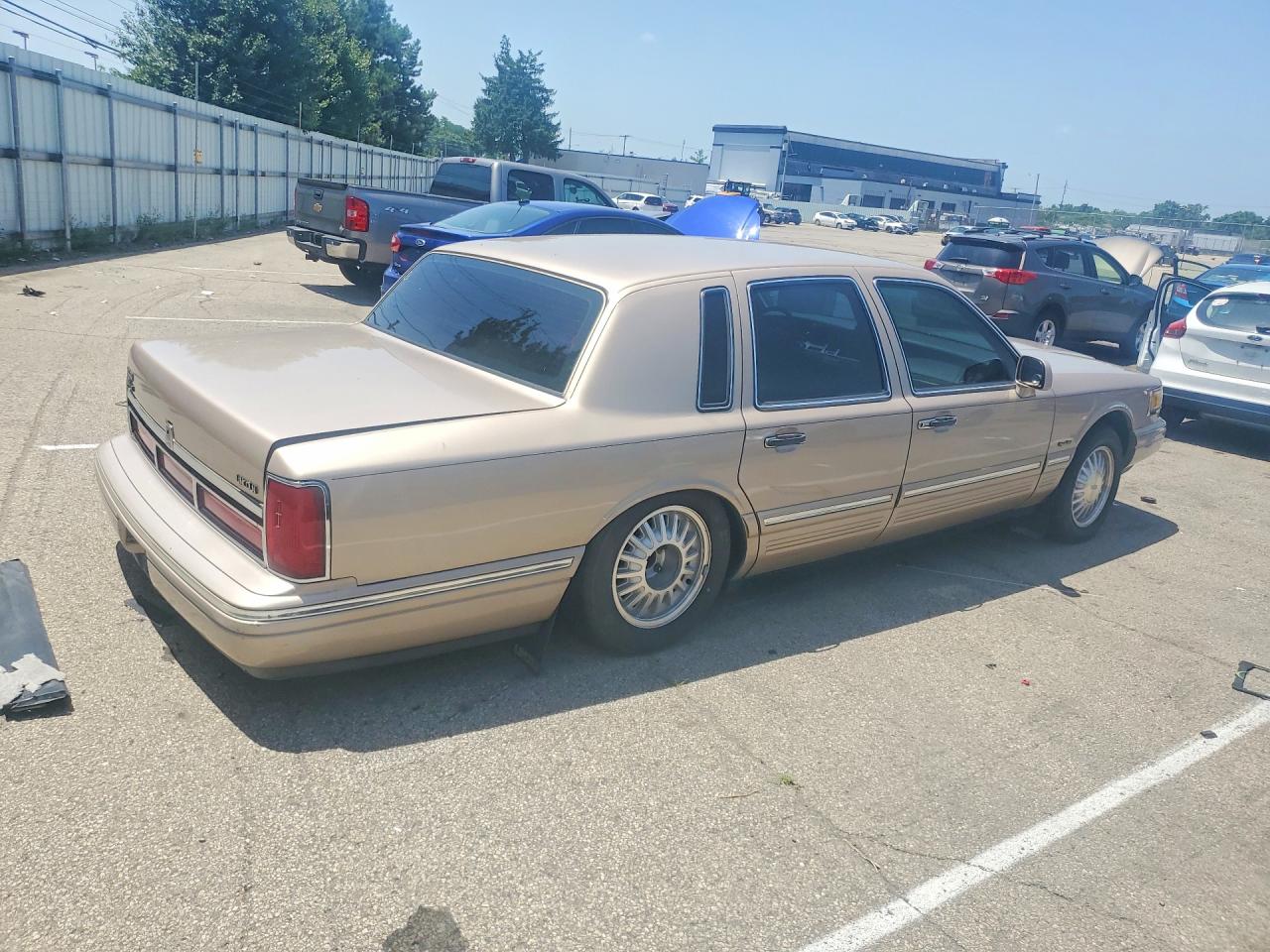 1997 Lincoln Town Car Signature Gold vin: 1LNLM82W7VY646559