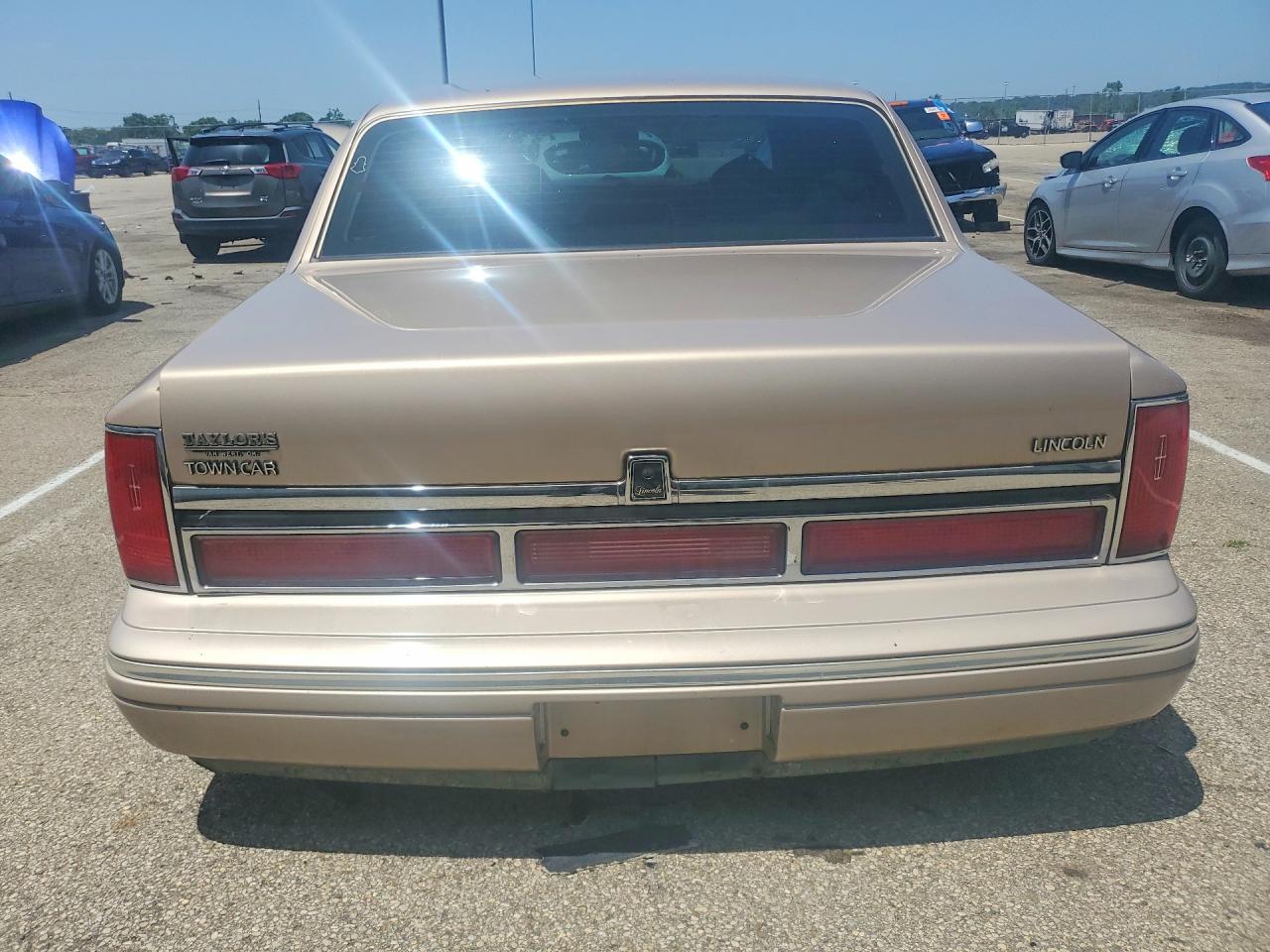 1997 Lincoln Town Car Signature Gold vin: 1LNLM82W7VY646559