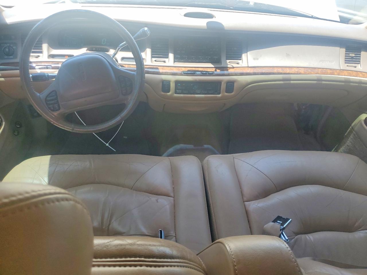 1997 Lincoln Town Car Signature Gold vin: 1LNLM82W7VY646559