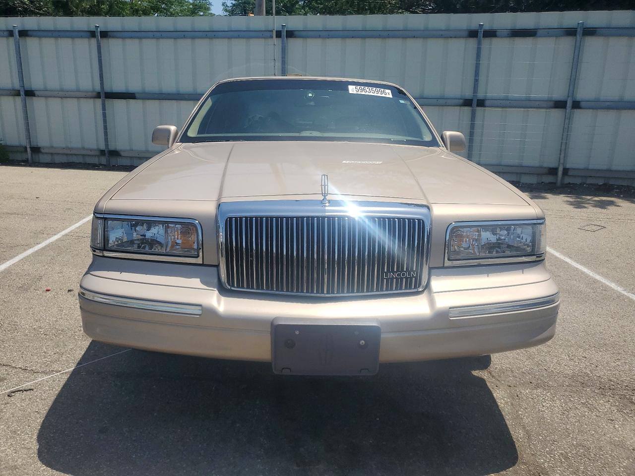 1997 Lincoln Town Car Signature Gold vin: 1LNLM82W7VY646559