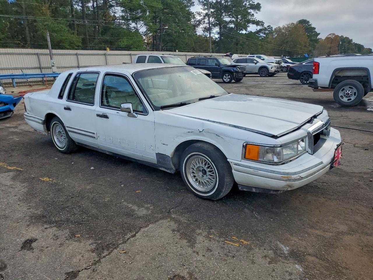 1993 Lincoln Town Car Signature White vin: 1LNLM82W8PY762422