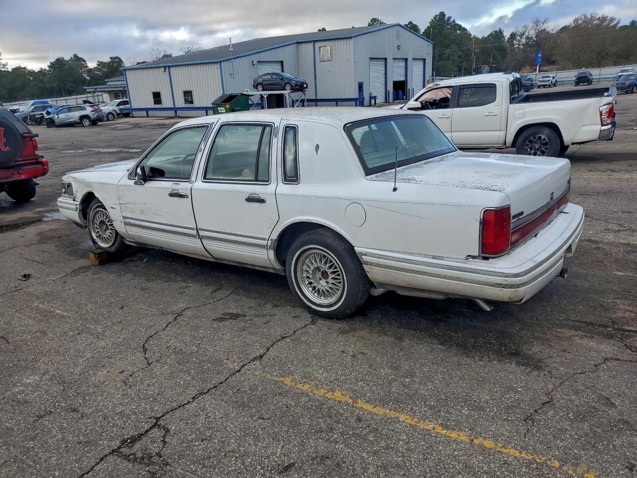 1993 Lincoln Town Car Signature White vin: 1LNLM82W8PY762422