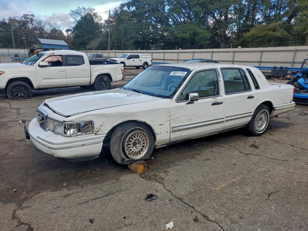 1993 Lincoln Town Car Signature White vin: 1LNLM82W8PY762422
