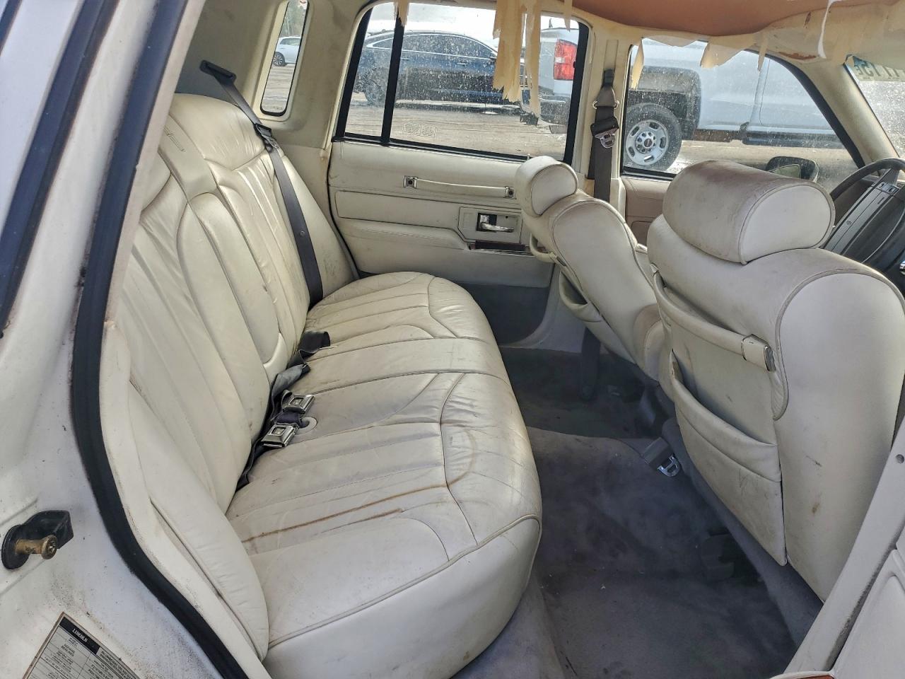 1993 Lincoln Town Car Signature White vin: 1LNLM82W8PY762422