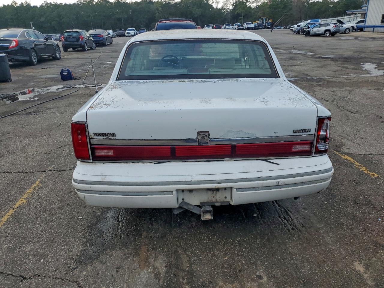 1993 Lincoln Town Car Signature White vin: 1LNLM82W8PY762422