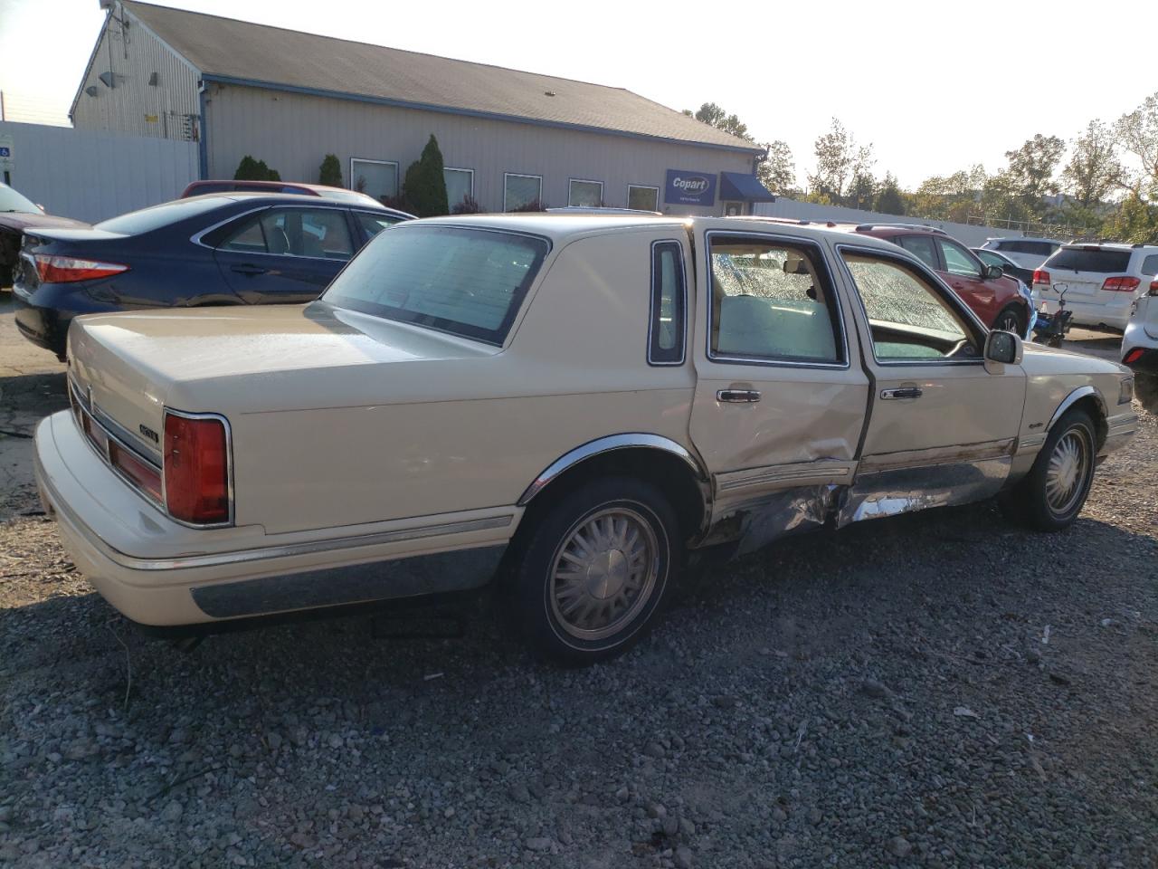 1997 Lincoln Town Car Signature Beige vin: 1LNLM82W8VY623355