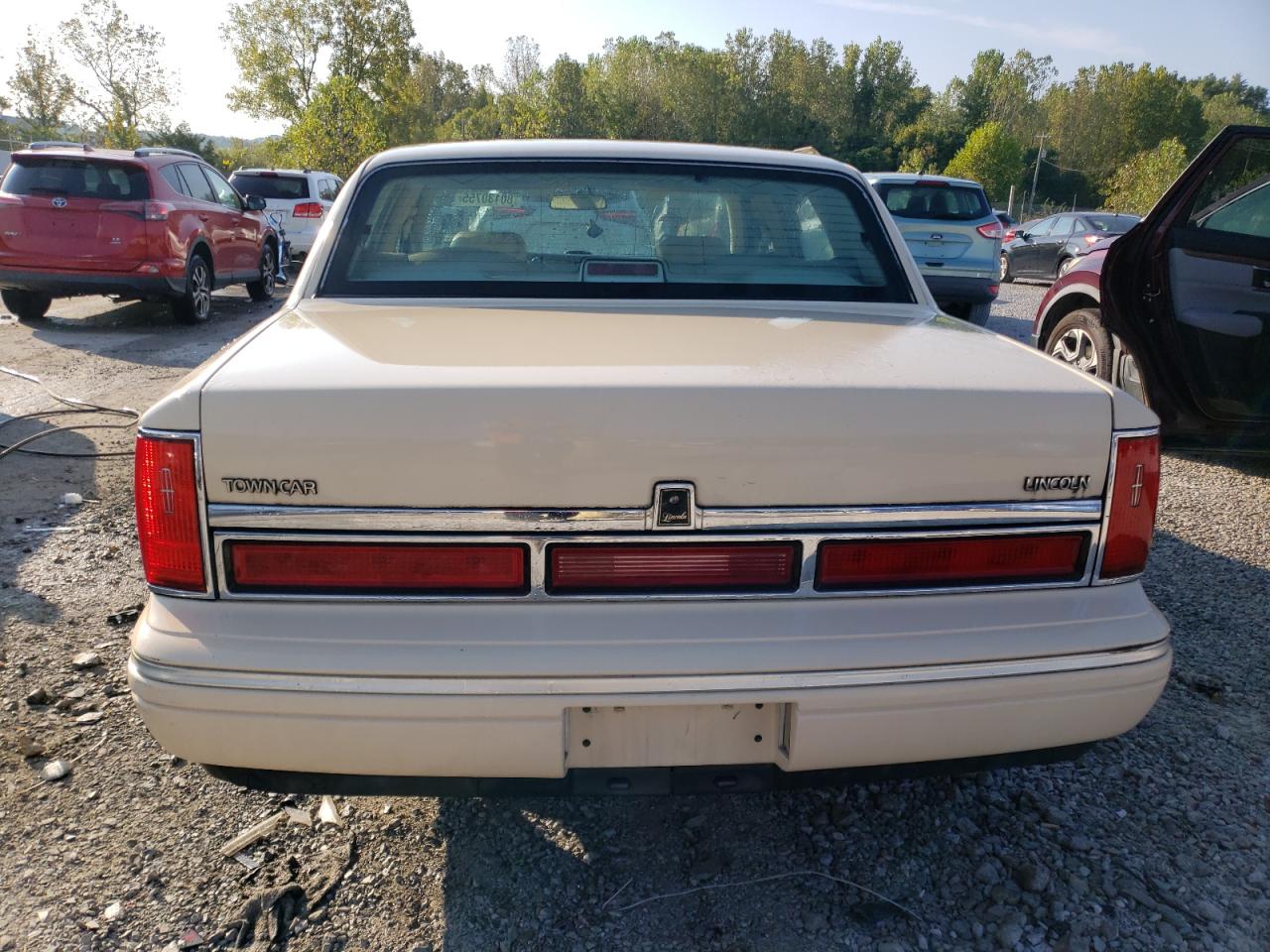 1997 Lincoln Town Car Signature Beige vin: 1LNLM82W8VY623355