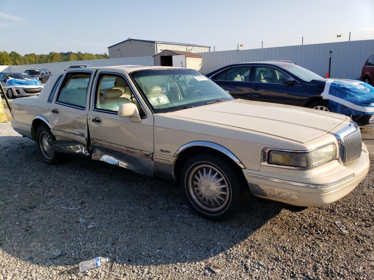 1997 Lincoln Town Car Signature Beige vin: 1LNLM82W8VY623355