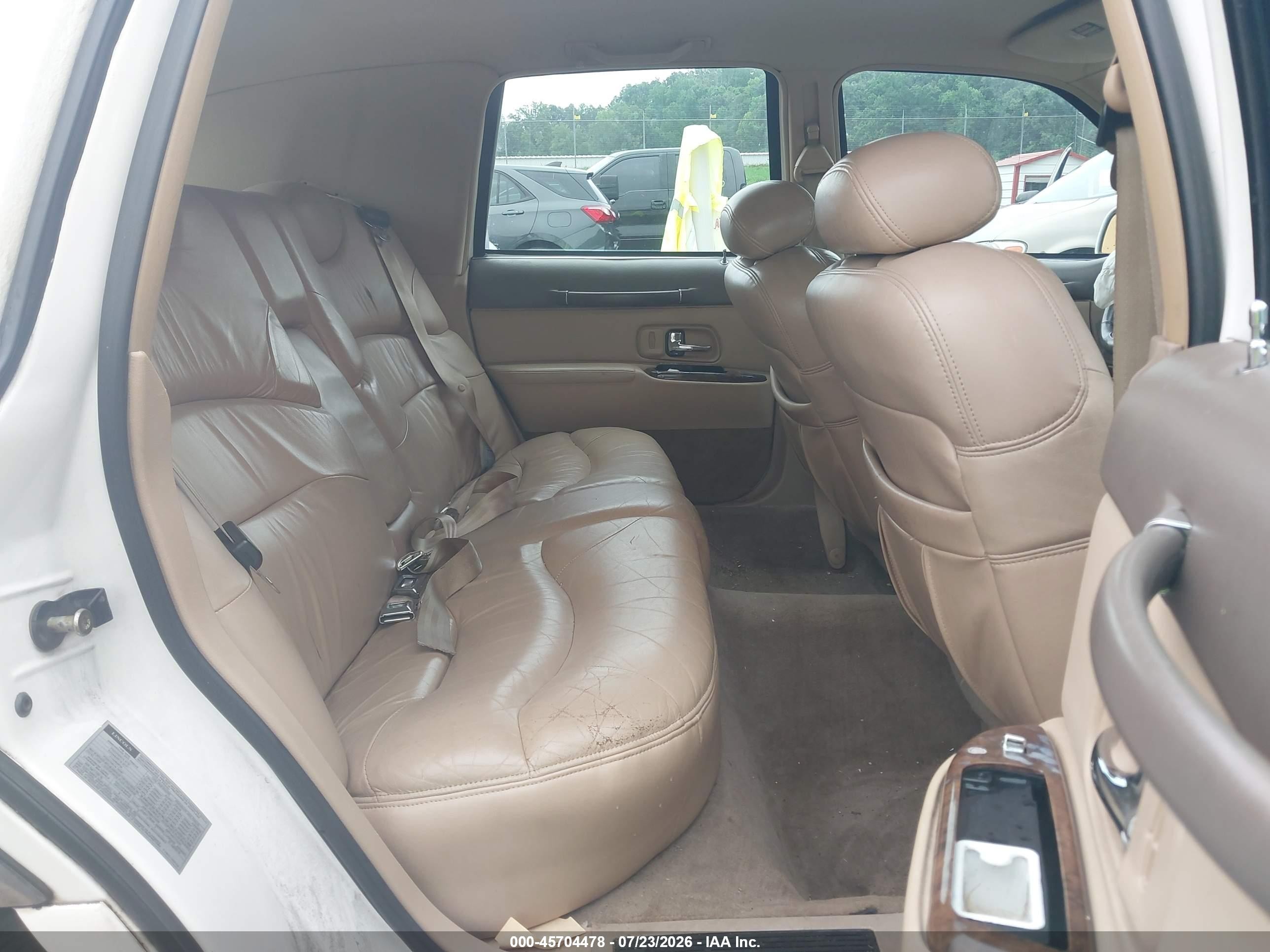 1997 Lincoln Town Car Signature White vin: 1LNLM82W8VY739171