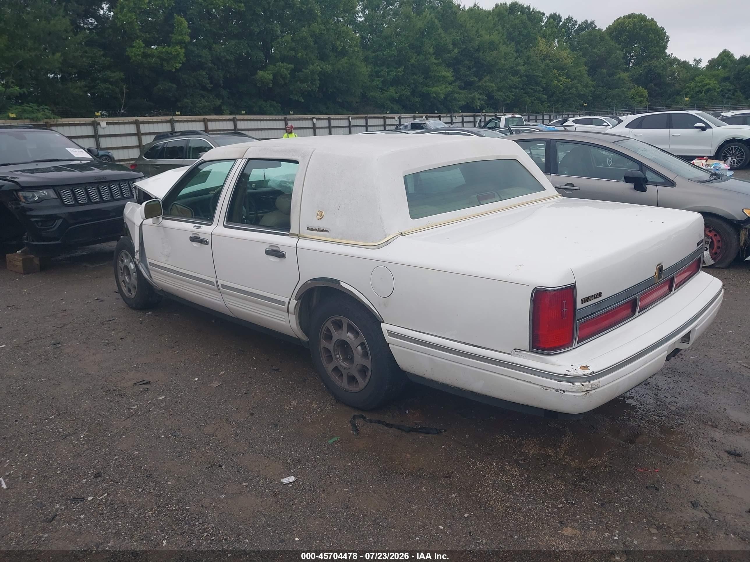 1997 Lincoln Town Car Signature White vin: 1LNLM82W8VY739171
