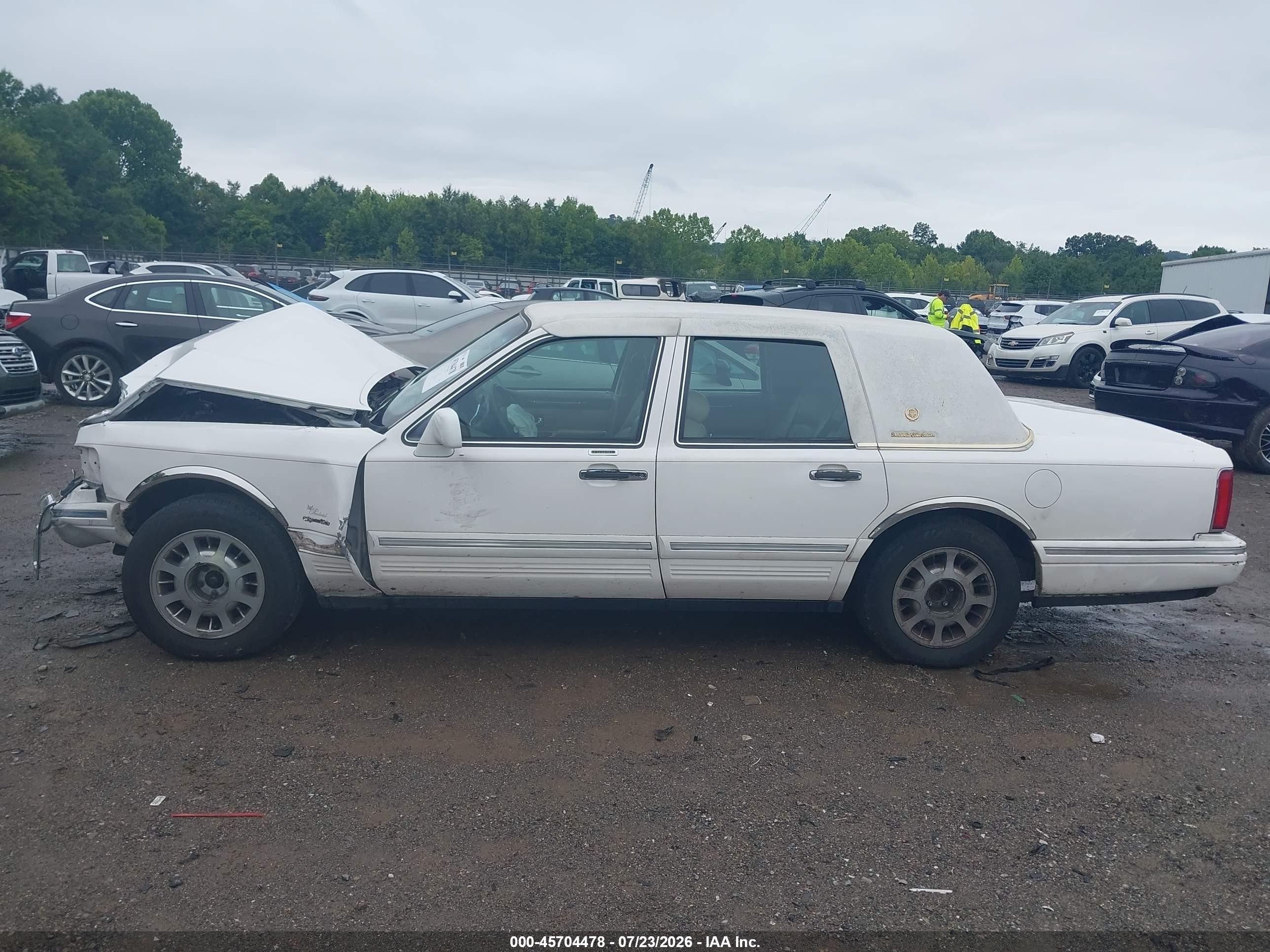 1997 Lincoln Town Car Signature White vin: 1LNLM82W8VY739171