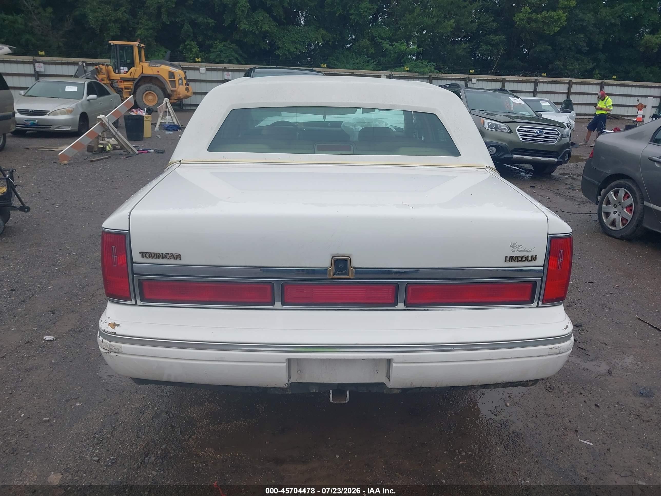 1997 Lincoln Town Car Signature White vin: 1LNLM82W8VY739171