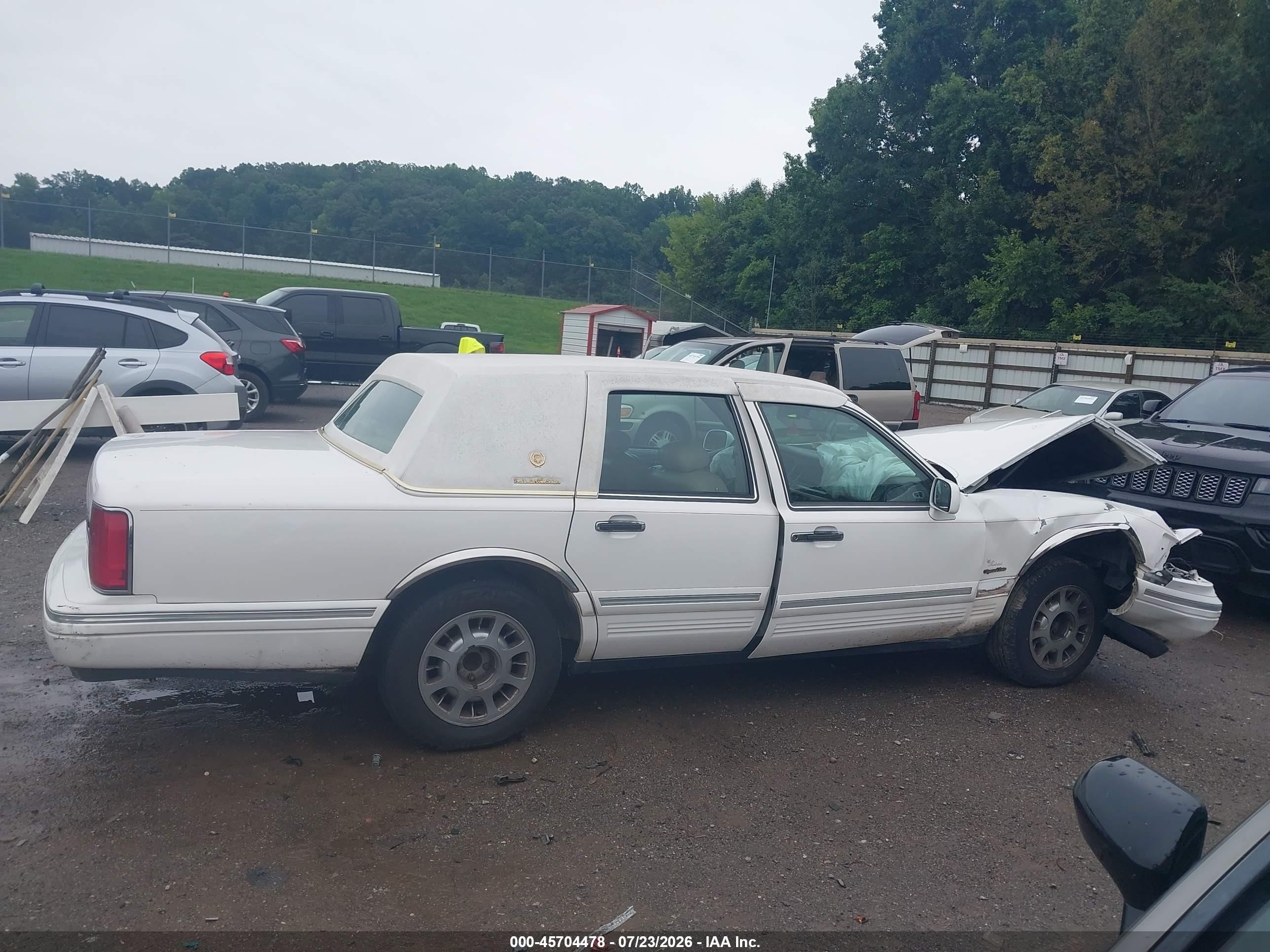 1997 Lincoln Town Car Signature White vin: 1LNLM82W8VY739171