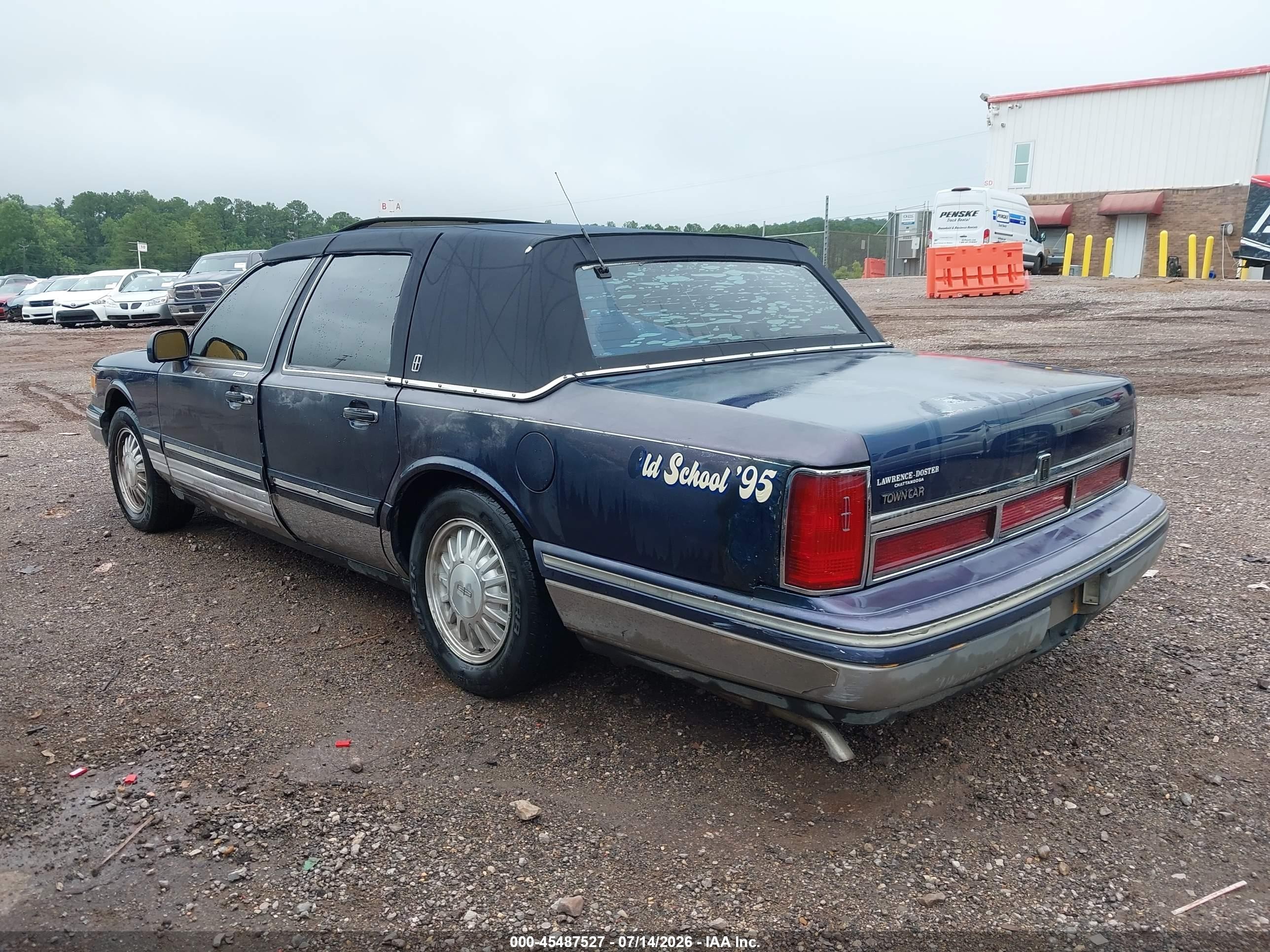 1995 Lincoln Town Car Signature/spinnaker Blue vin: 1LNLM82W9SY725940