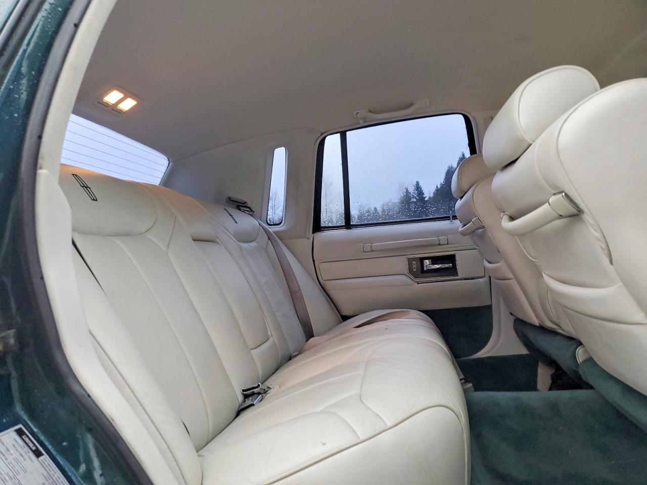 1992 Lincoln Town Car Signature Green vin: 1LNLM82WXNY740189