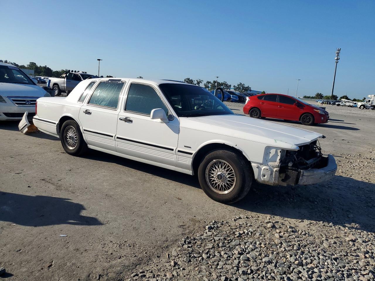 1995 Lincoln Town Car Signature White vin: 1LNLM82WXSY725431