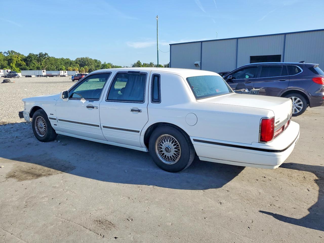 1995 Lincoln Town Car Signature White vin: 1LNLM82WXSY725431