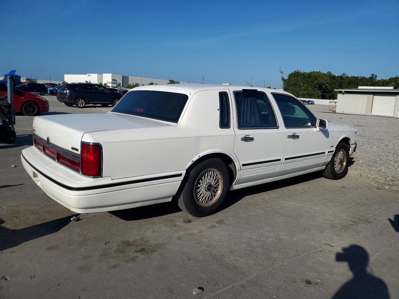 1995 Lincoln Town Car Signature White vin: 1LNLM82WXSY725431