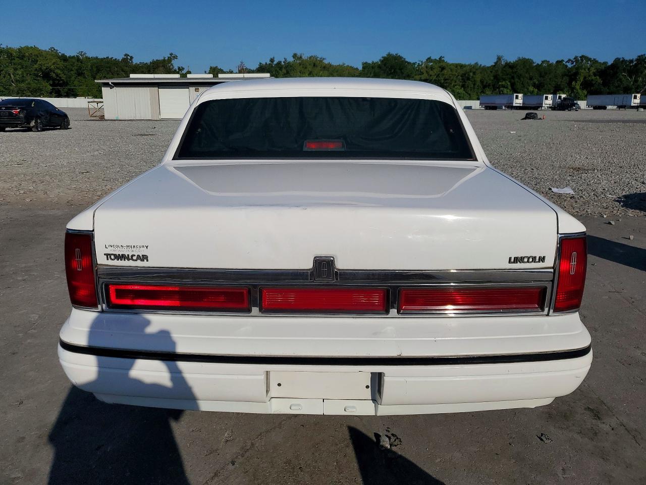 1995 Lincoln Town Car Signature White vin: 1LNLM82WXSY725431