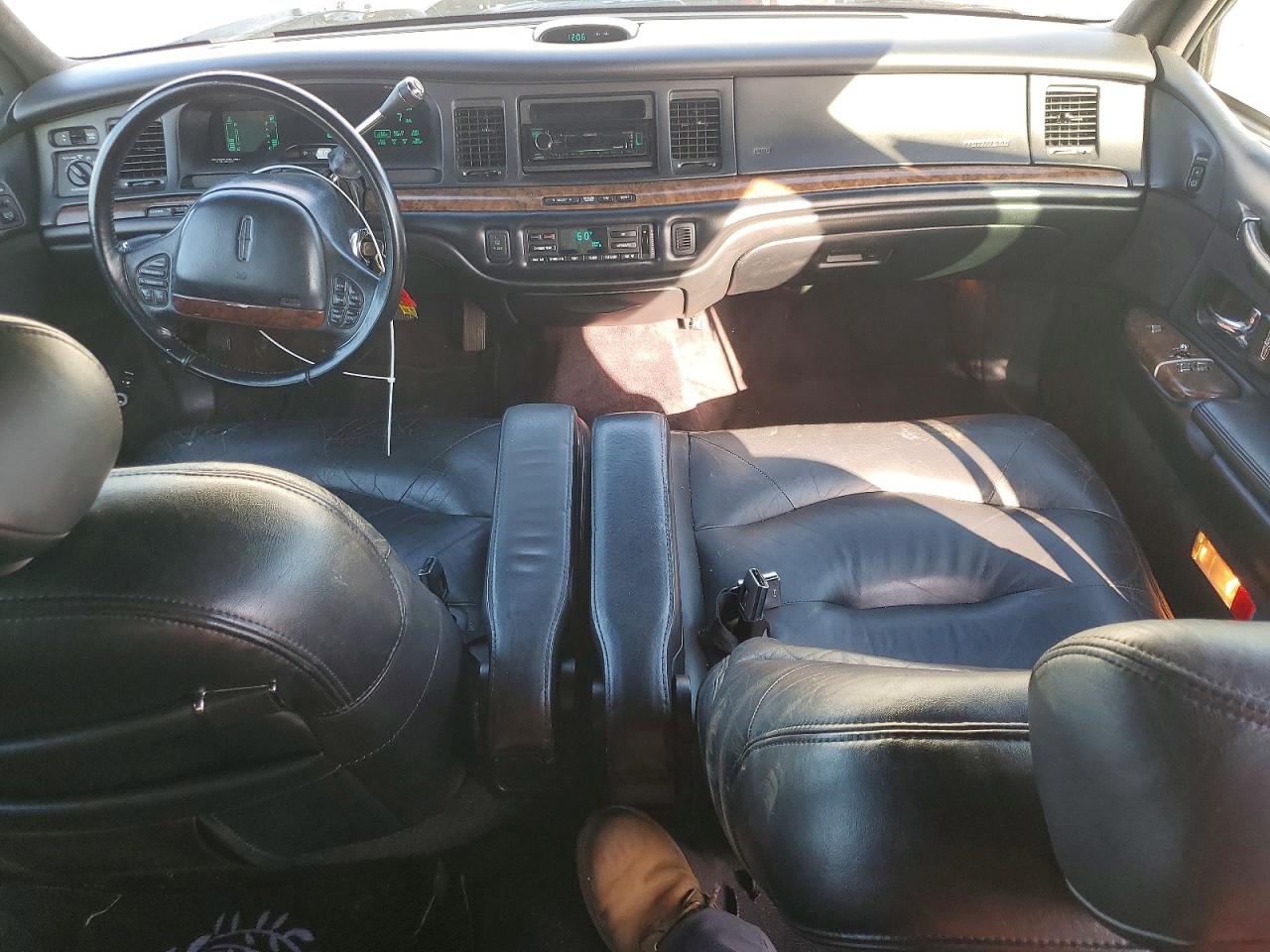 1995 Lincoln Town Car Signature White vin: 1LNLM82WXSY725431