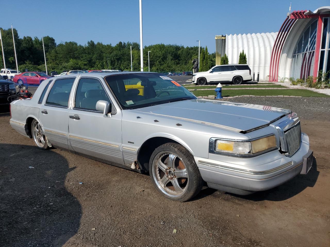 1995 Lincoln Town Car Signature Silver vin: 1LNLM82WXSY766237