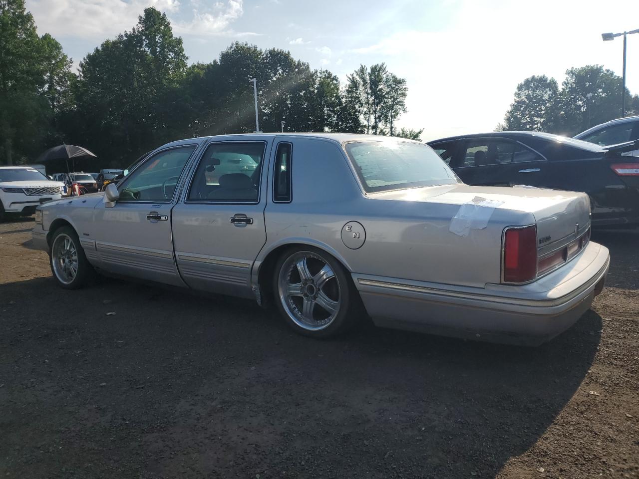 1995 Lincoln Town Car Signature Silver vin: 1LNLM82WXSY766237