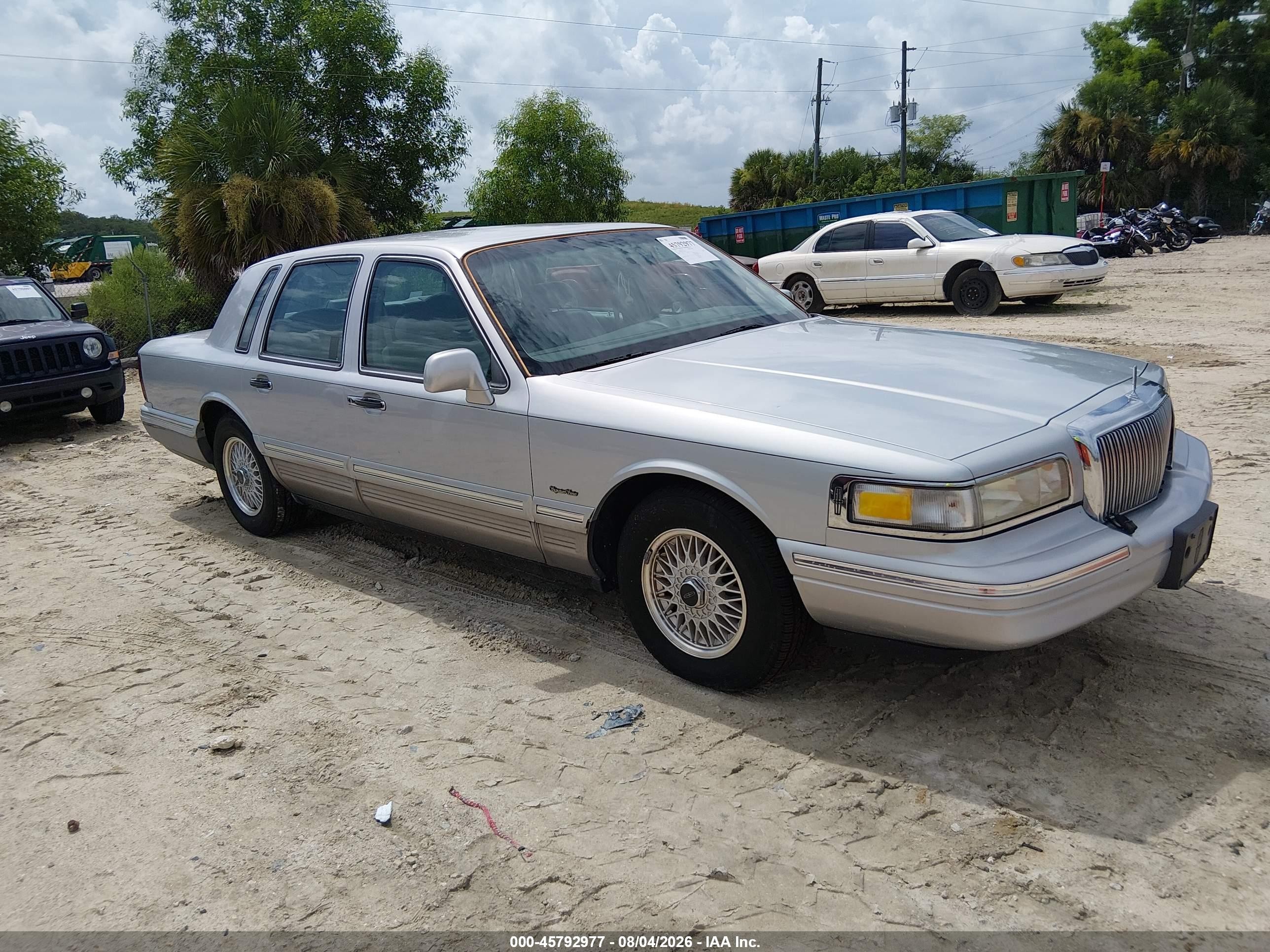 1997 Lincoln Town Car Signature Gray vin: 1LNLM82WXVY610462