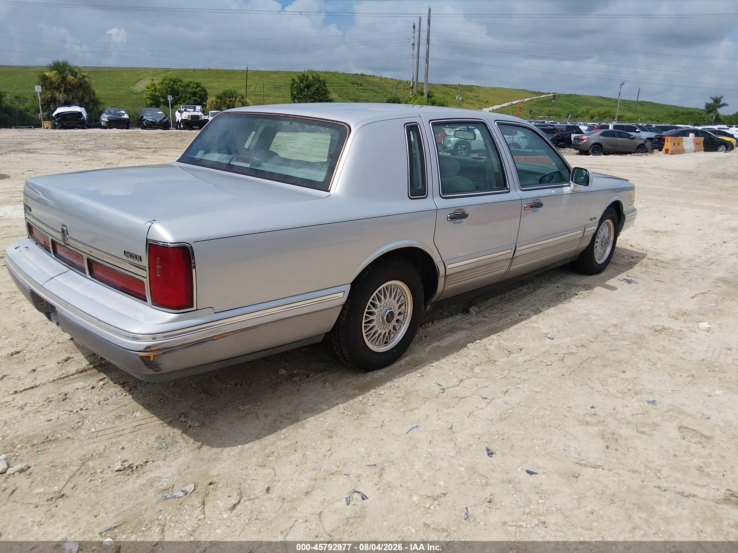1997 Lincoln Town Car Signature Gray vin: 1LNLM82WXVY610462