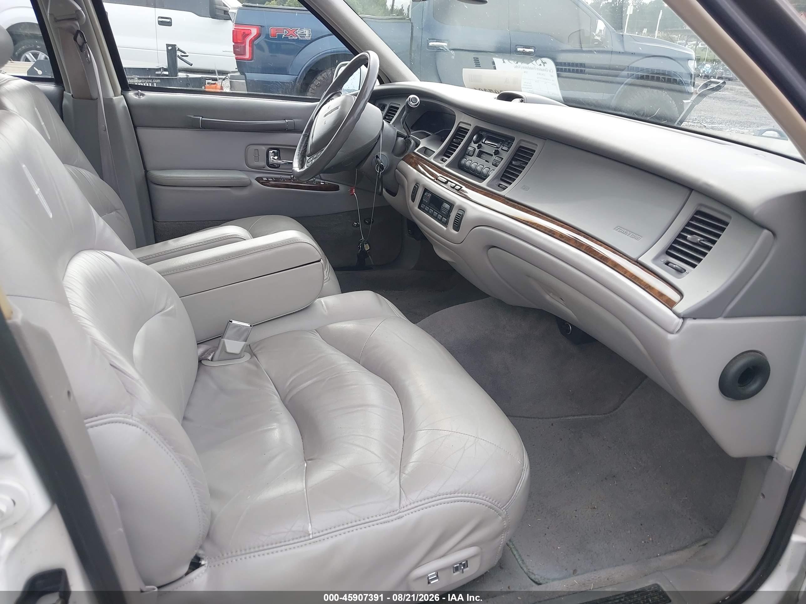 1997 Lincoln Town Car Signature White vin: 1LNLM82WXVY637340
