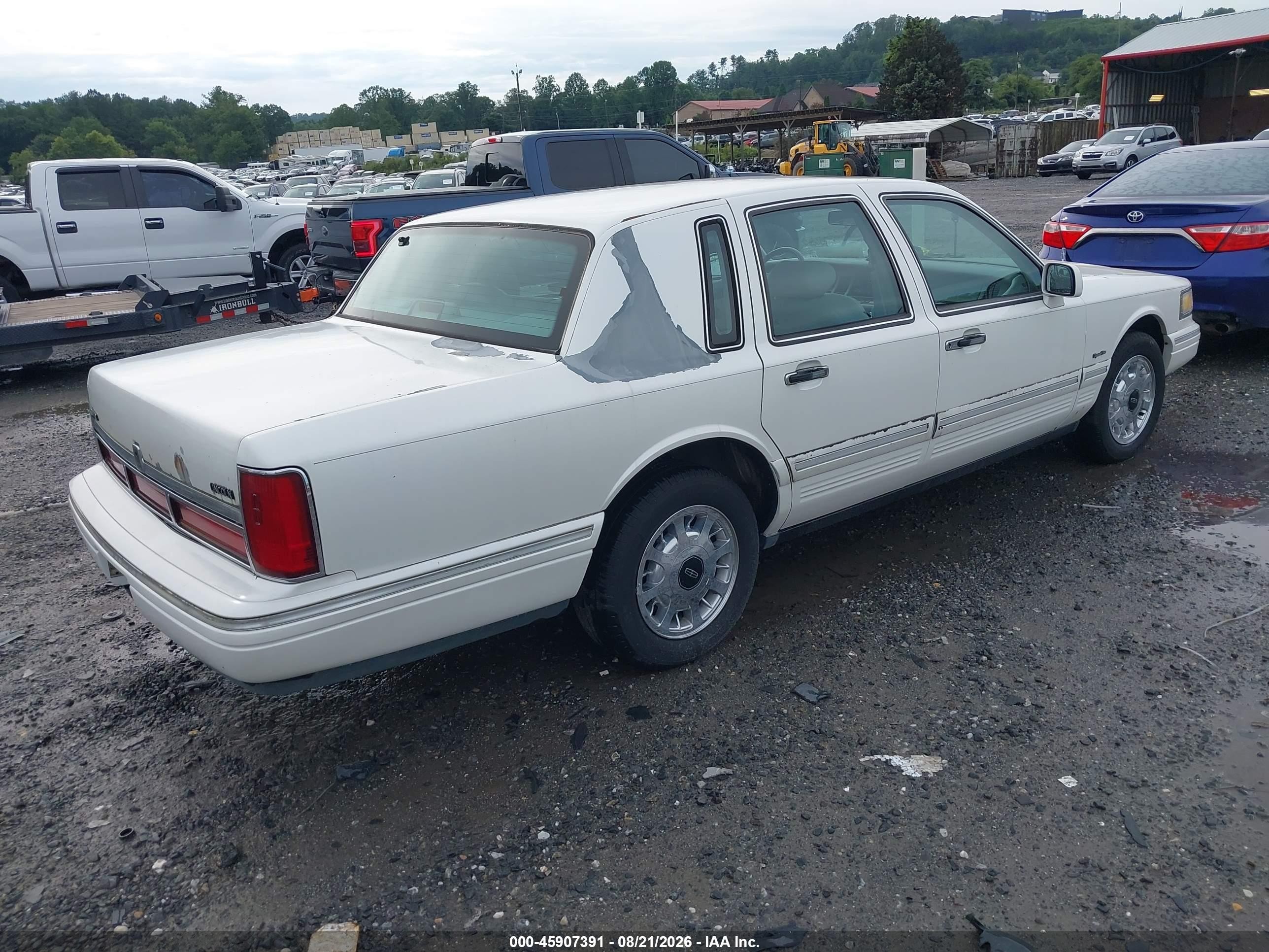 1997 Lincoln Town Car Signature White vin: 1LNLM82WXVY637340
