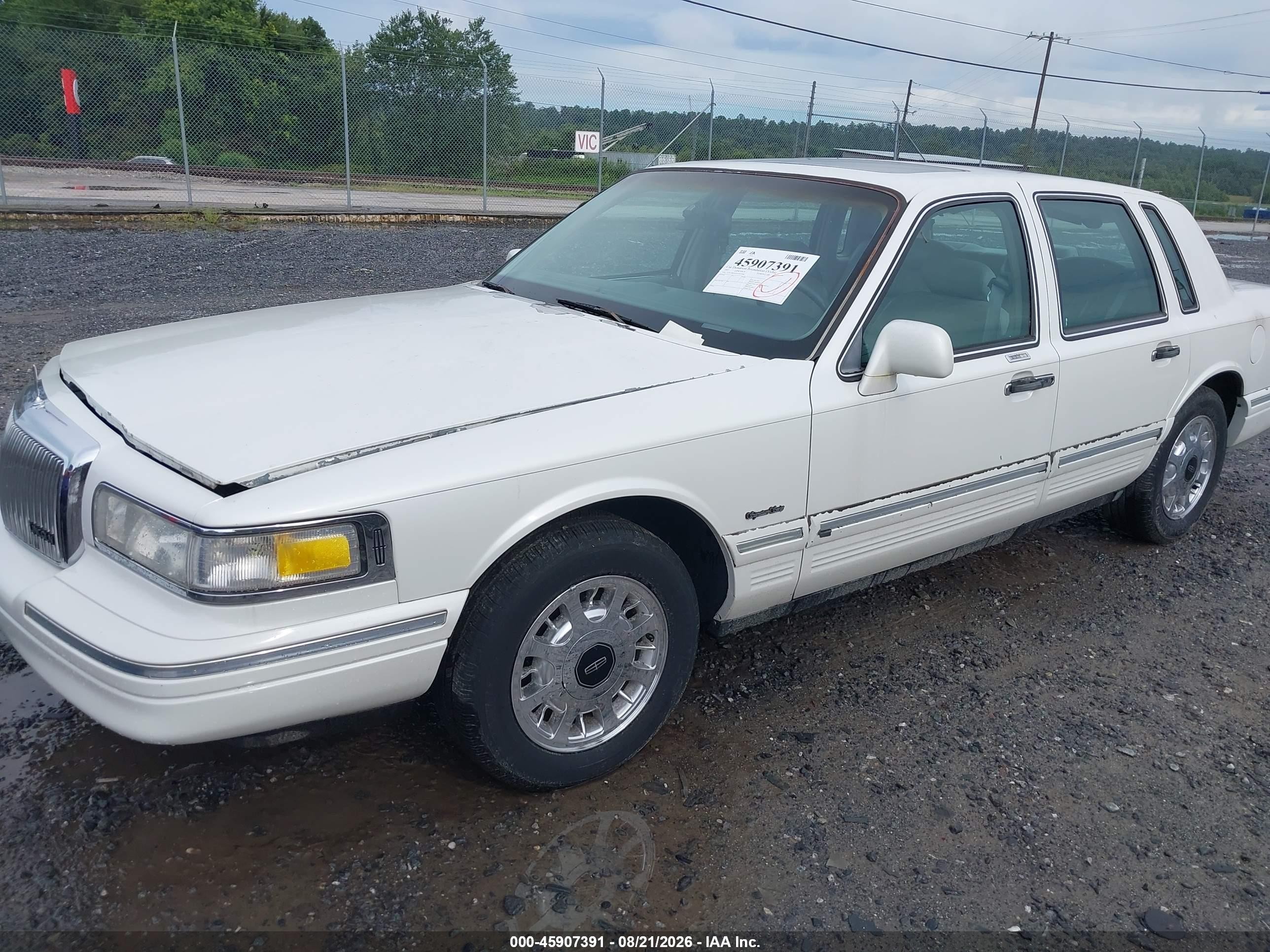 1997 Lincoln Town Car Signature White vin: 1LNLM82WXVY637340