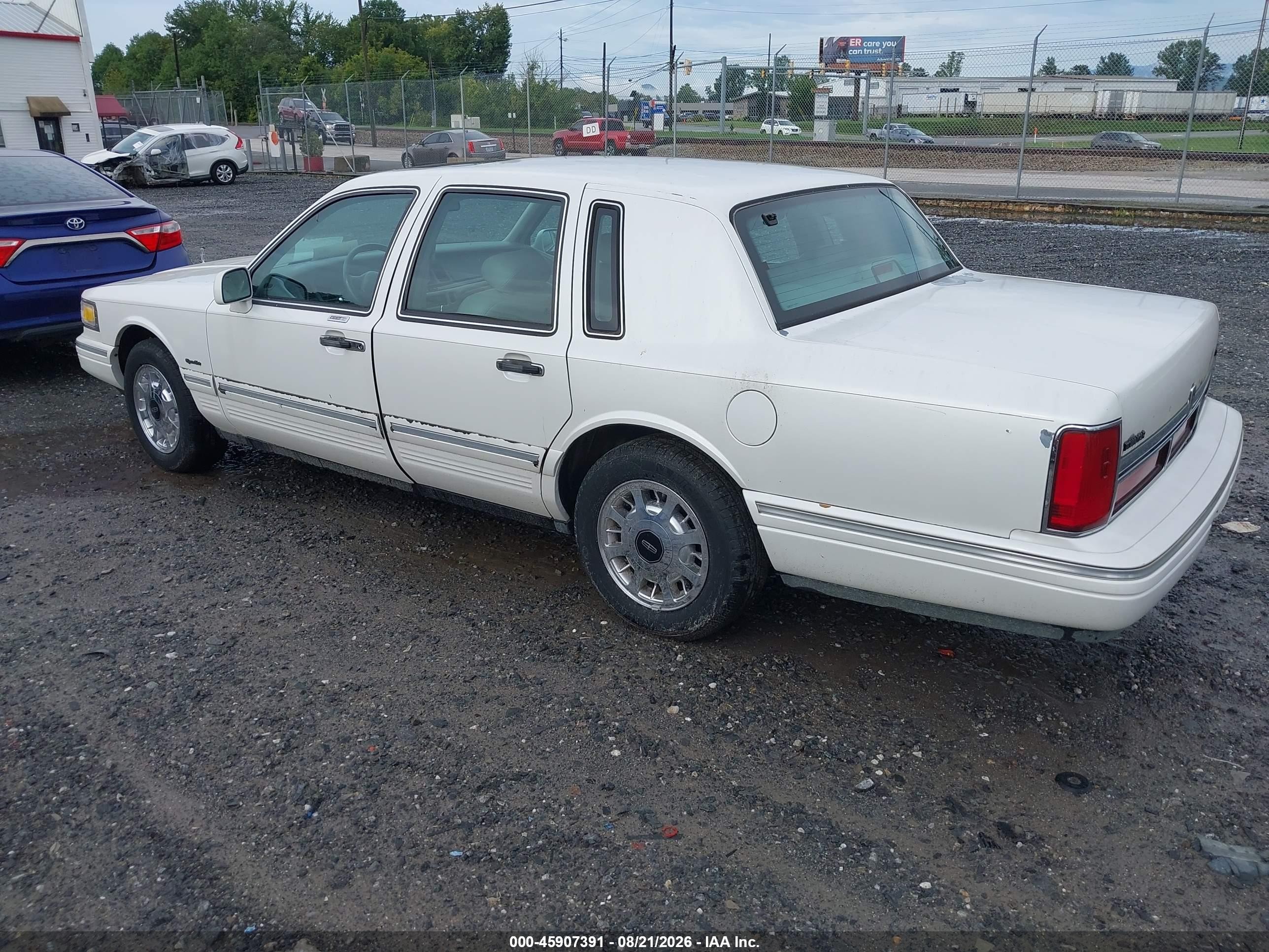 1997 Lincoln Town Car Signature White vin: 1LNLM82WXVY637340