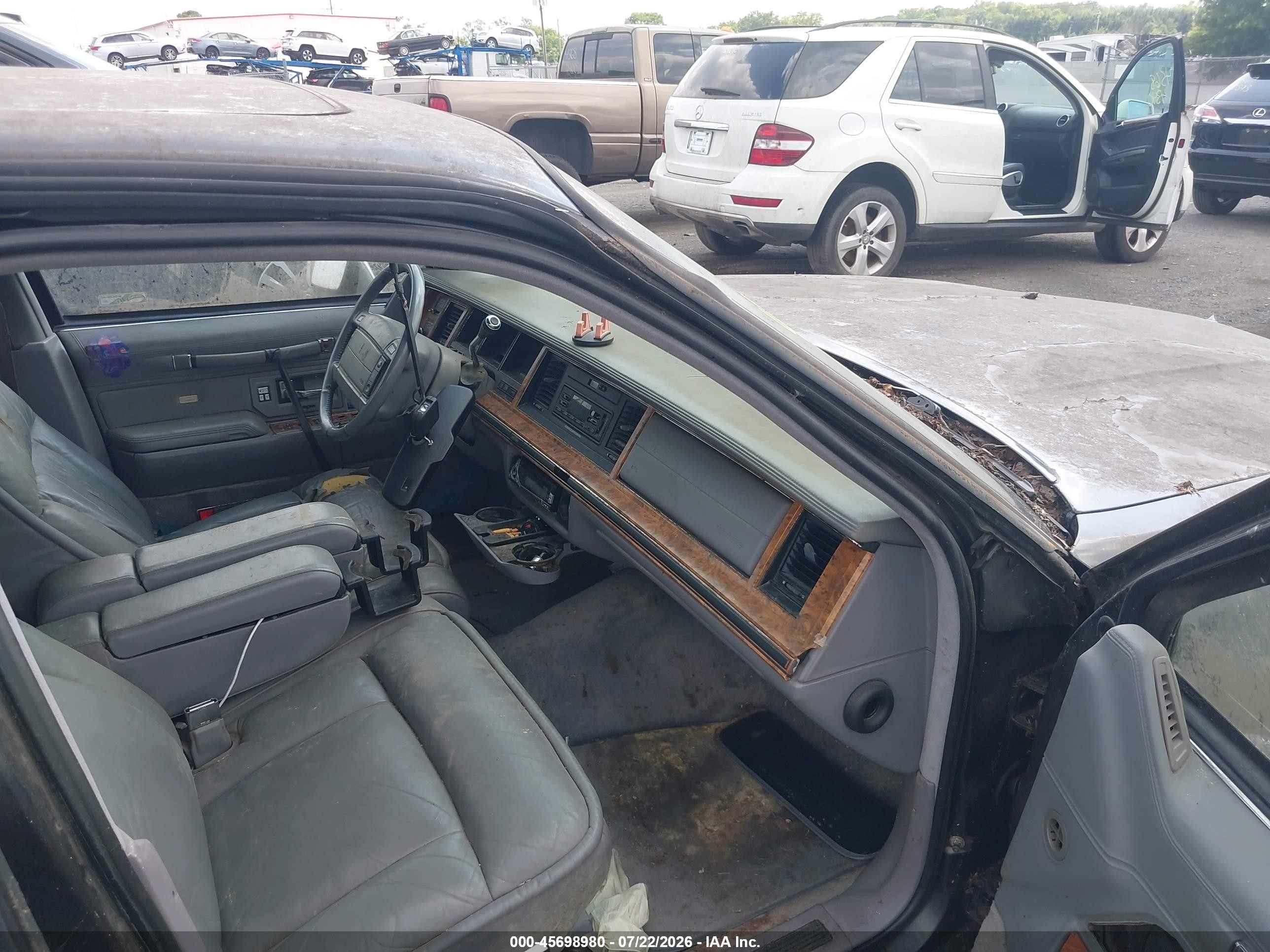 1993 Lincoln Town Car Cartier Gray vin: 1LNLM83W0PY742969