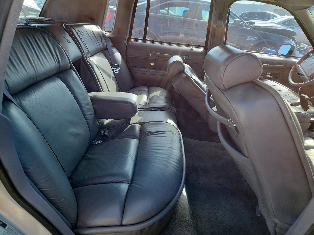1993 Lincoln Town Car Cartier Silver vin: 1LNLM83W2PY682452