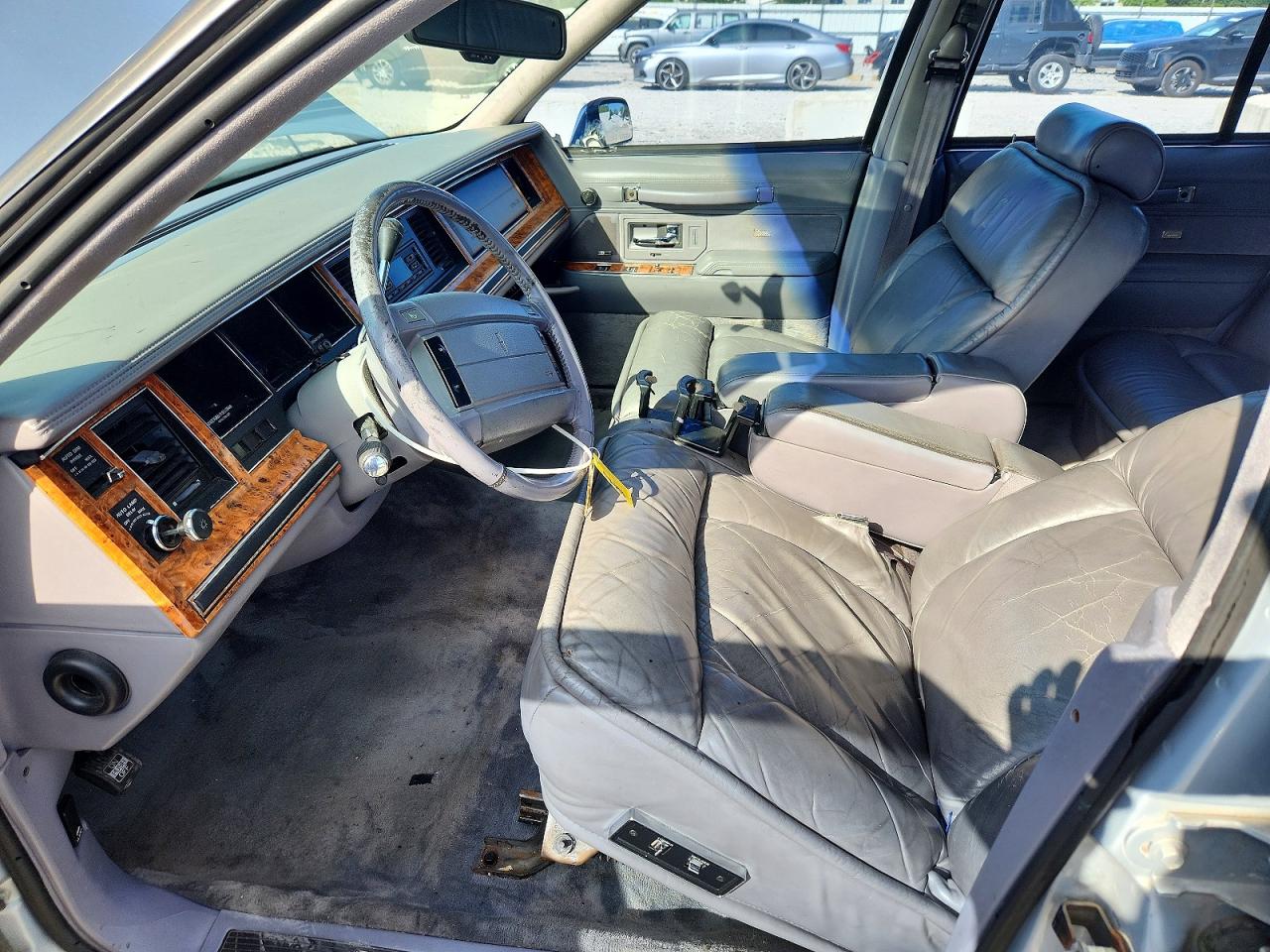 1993 Lincoln Town Car Cartier Silver vin: 1LNLM83W2PY682452
