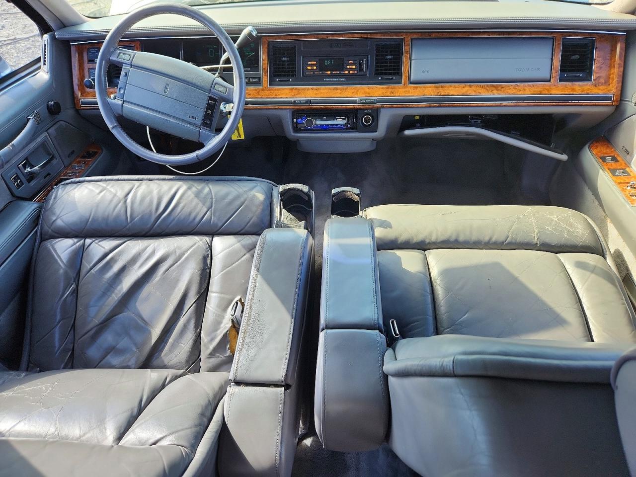 1993 Lincoln Town Car Cartier Silver vin: 1LNLM83W2PY682452