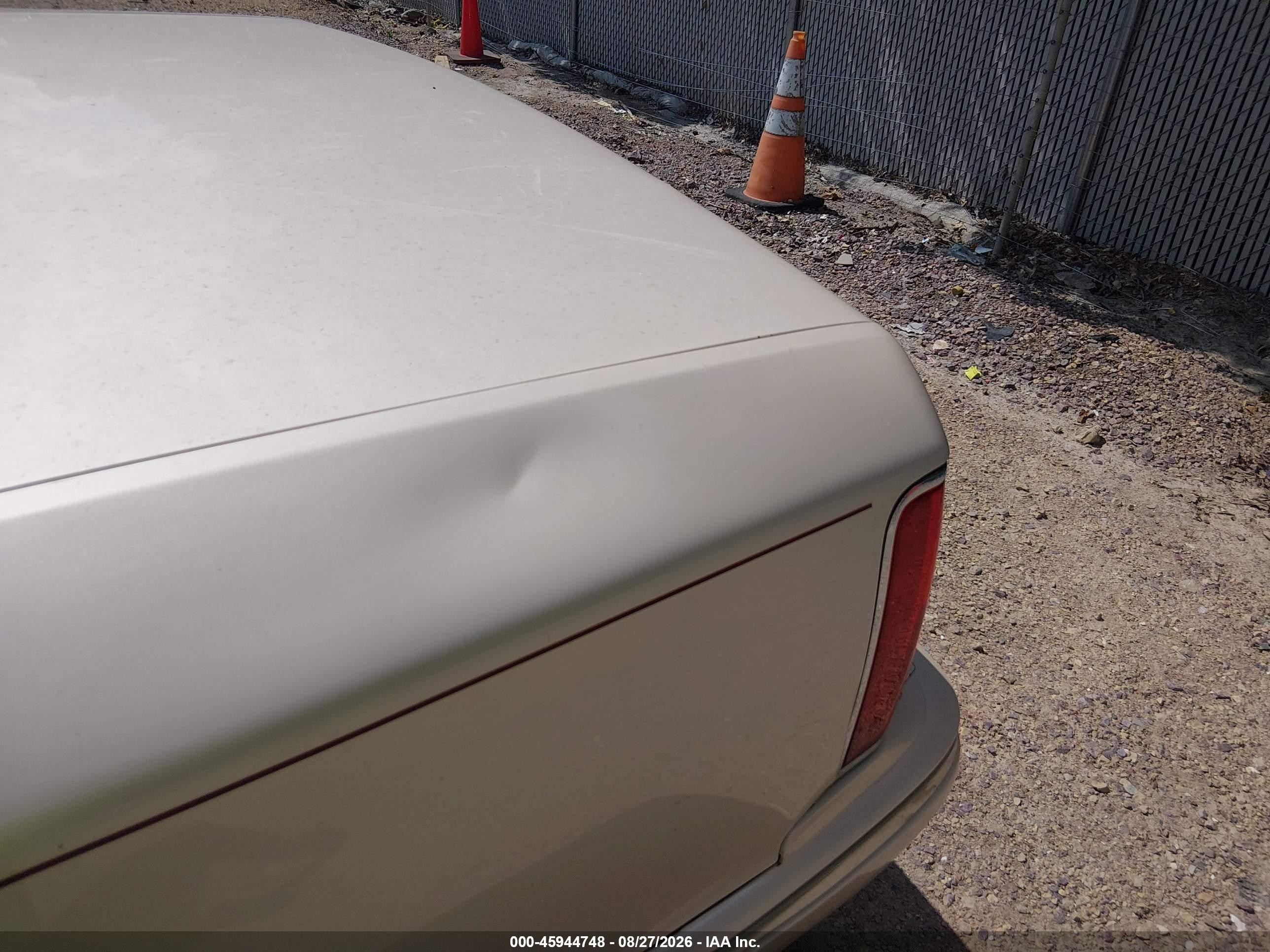 1996 Lincoln Town Car Cartier Кремовый vin: 1LNLM83W2TY613545