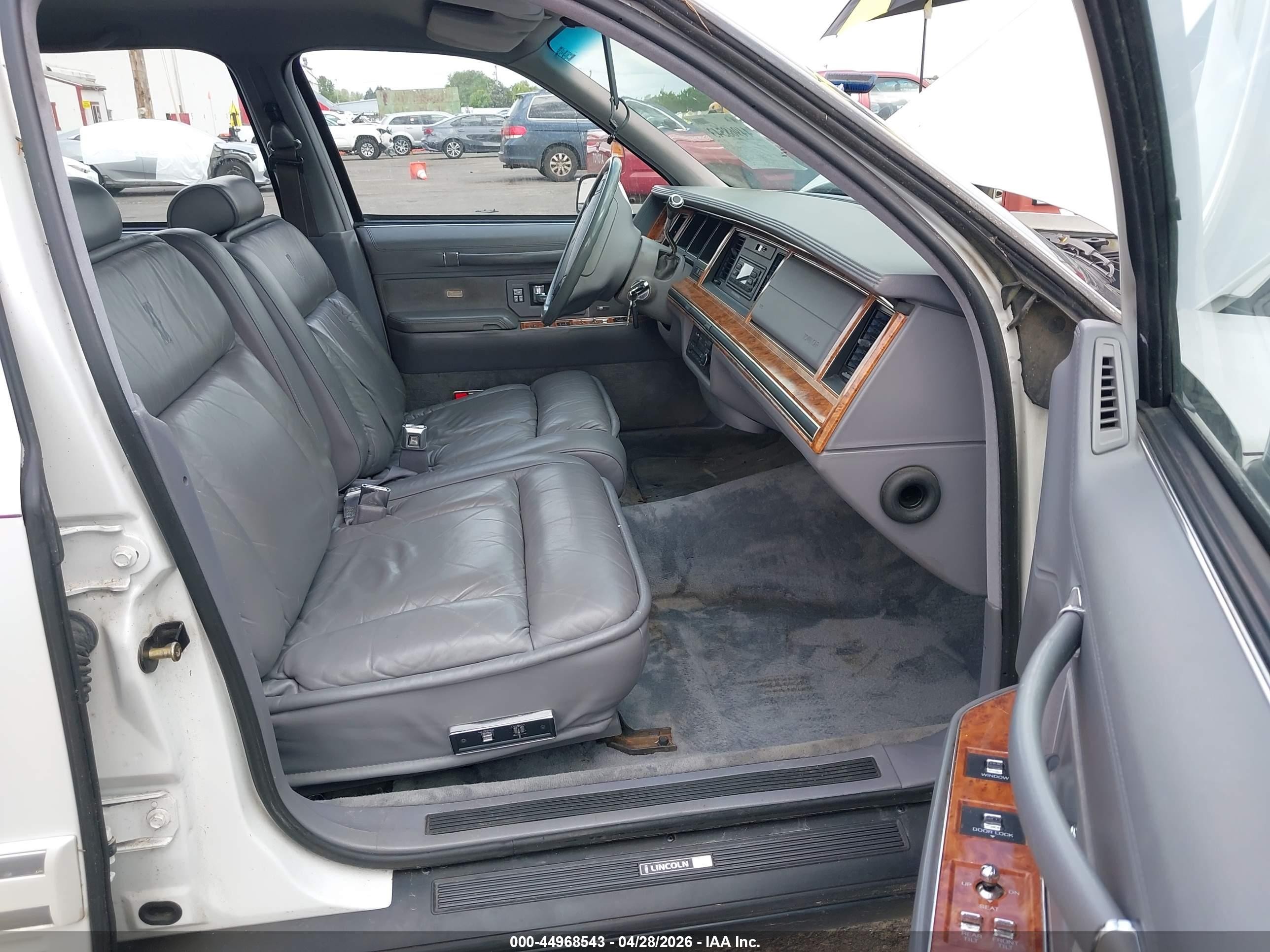 1993 Lincoln Town Car Cartier White vin: 1LNLM83W3PY633485