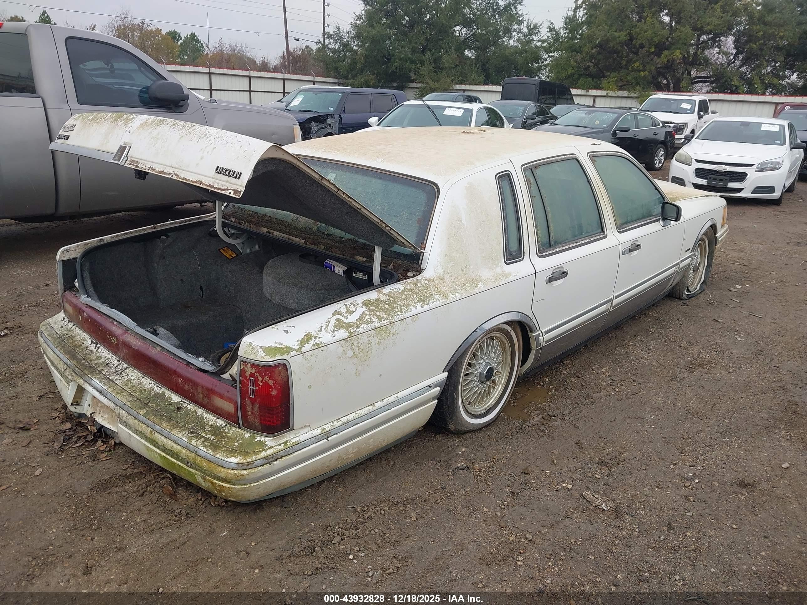 1993 Lincoln Town Car Cartier White vin: 1LNLM83W9PY760175