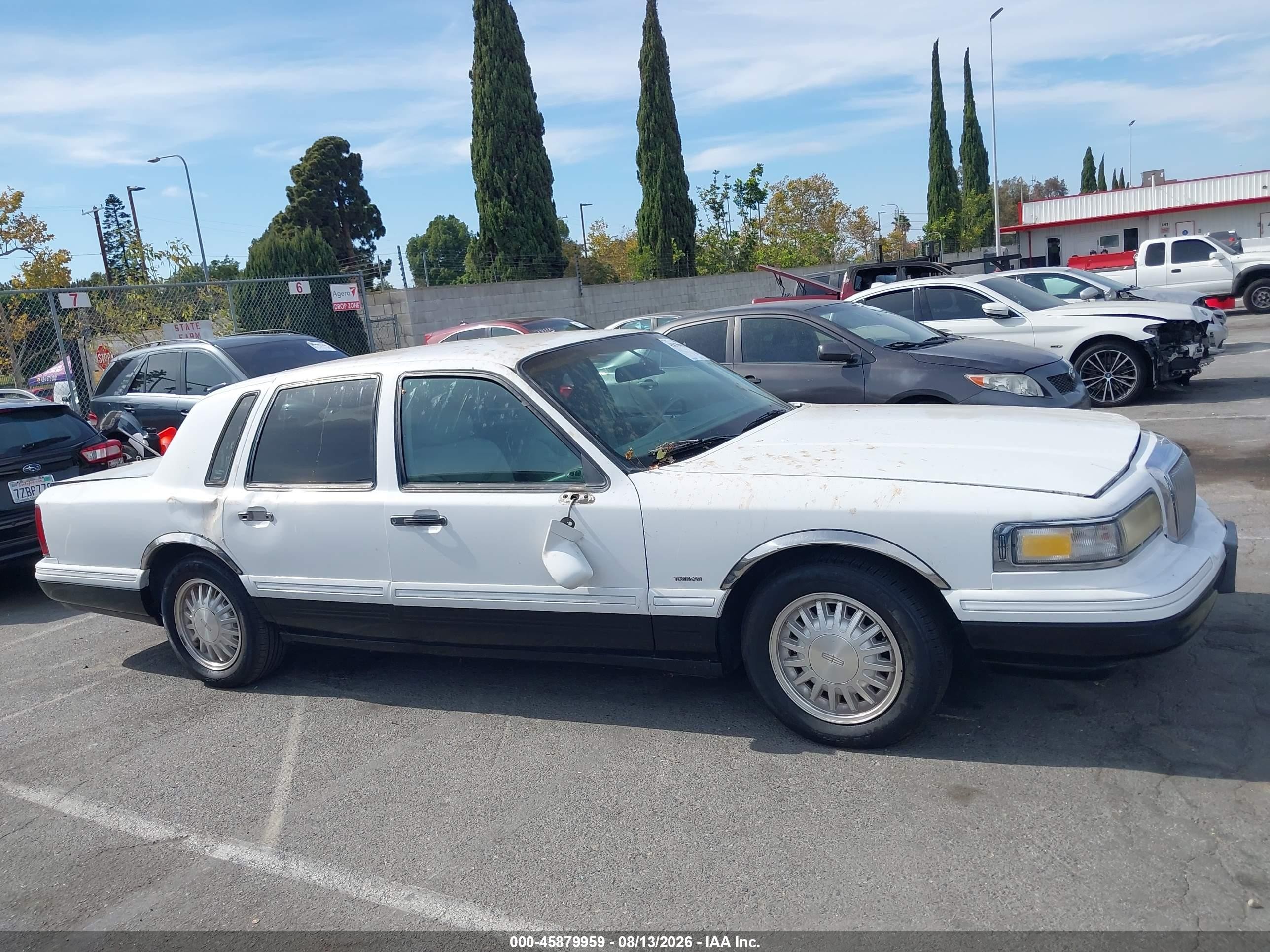 1995 Lincoln Town Car Cartier White vin: 1LNLM83W9SY617672