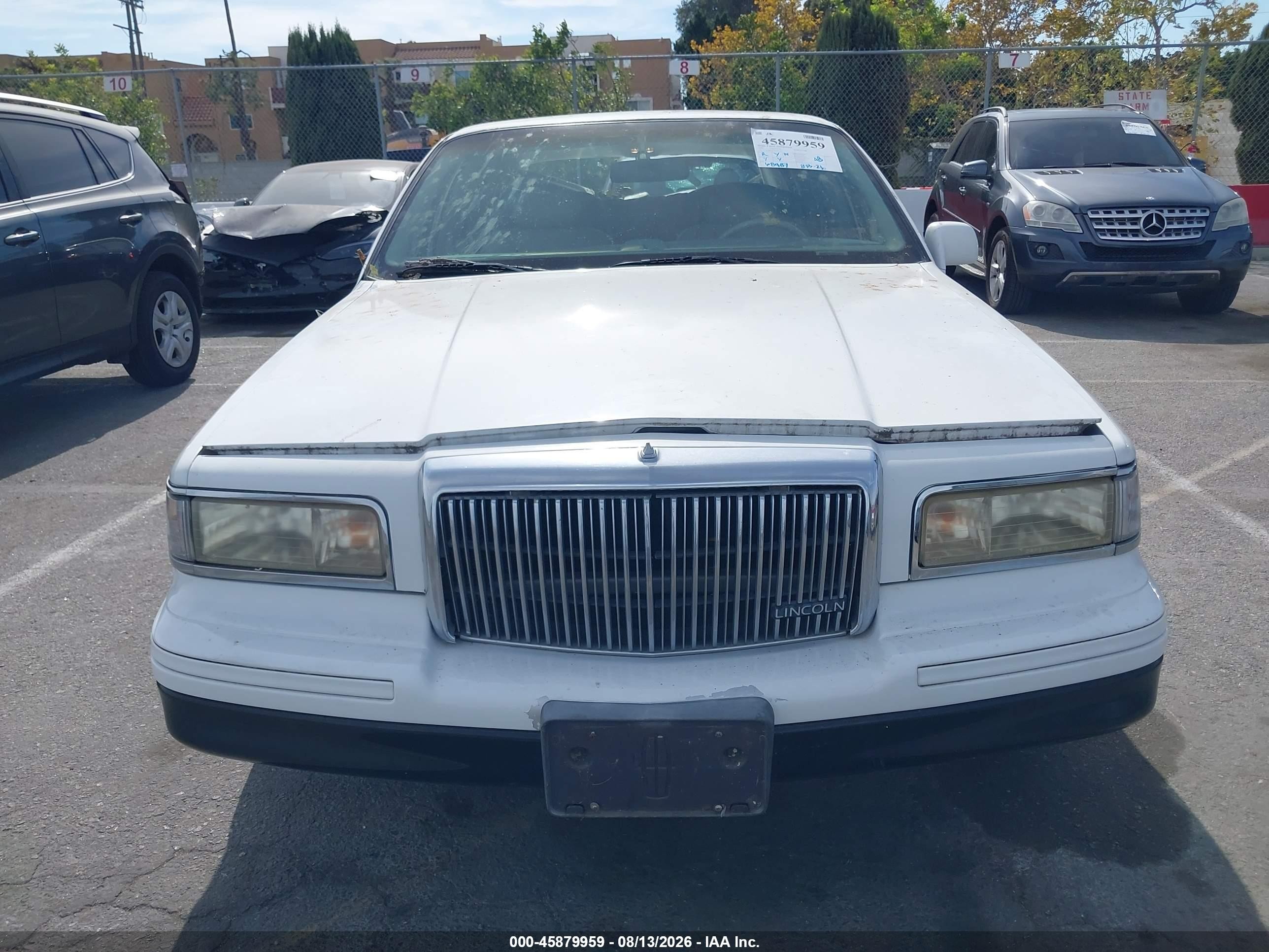 1995 Lincoln Town Car Cartier White vin: 1LNLM83W9SY617672