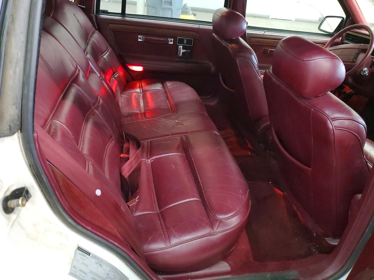 1994 Lincoln Continental Executive White vin: 1LNLM9743RY671137