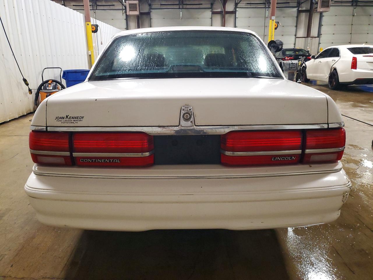 1994 Lincoln Continental Executive White vin: 1LNLM9744RY795112