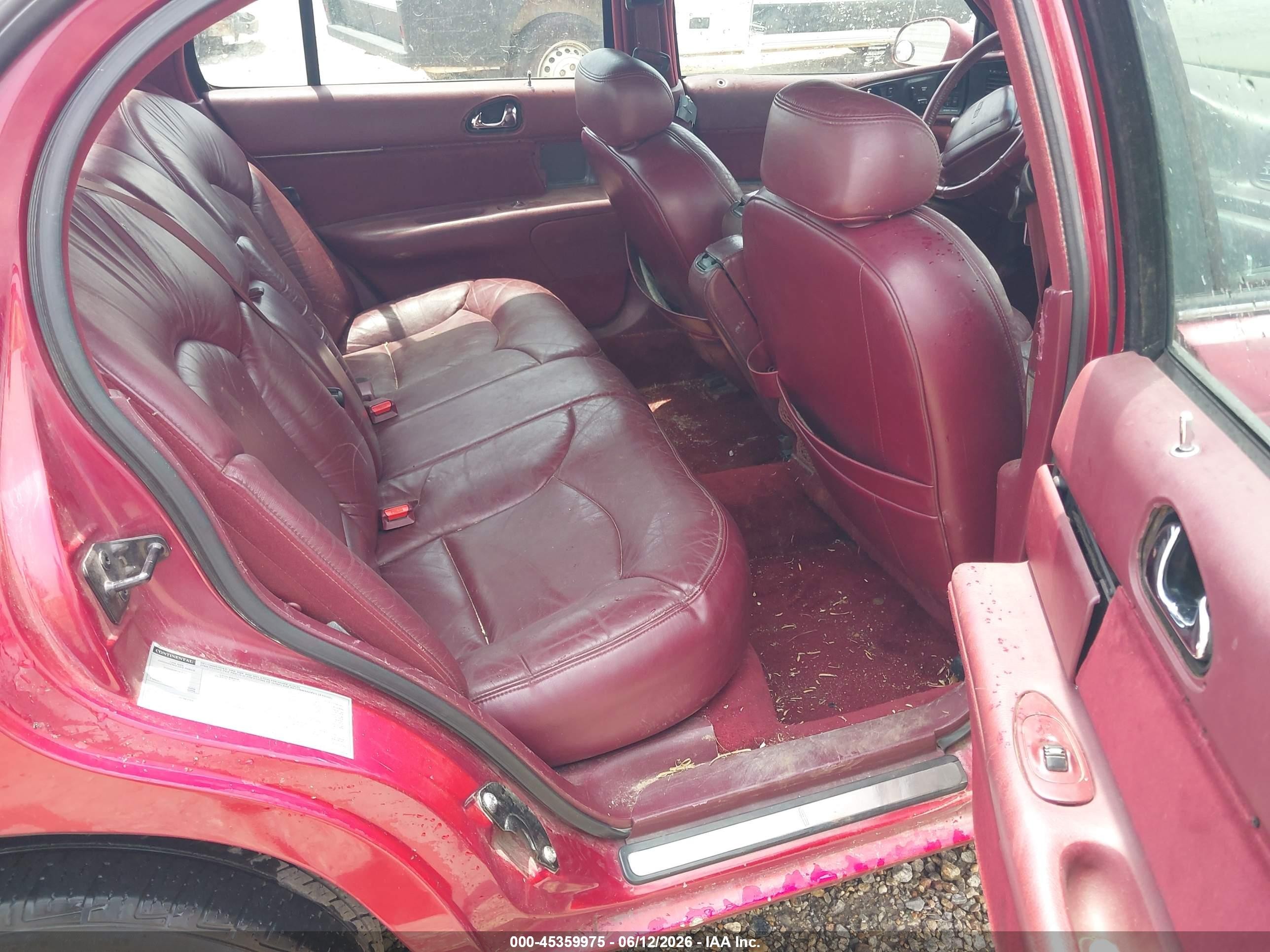 1995 Lincoln Continental   Red vin: 1LNLM97V2SY724568