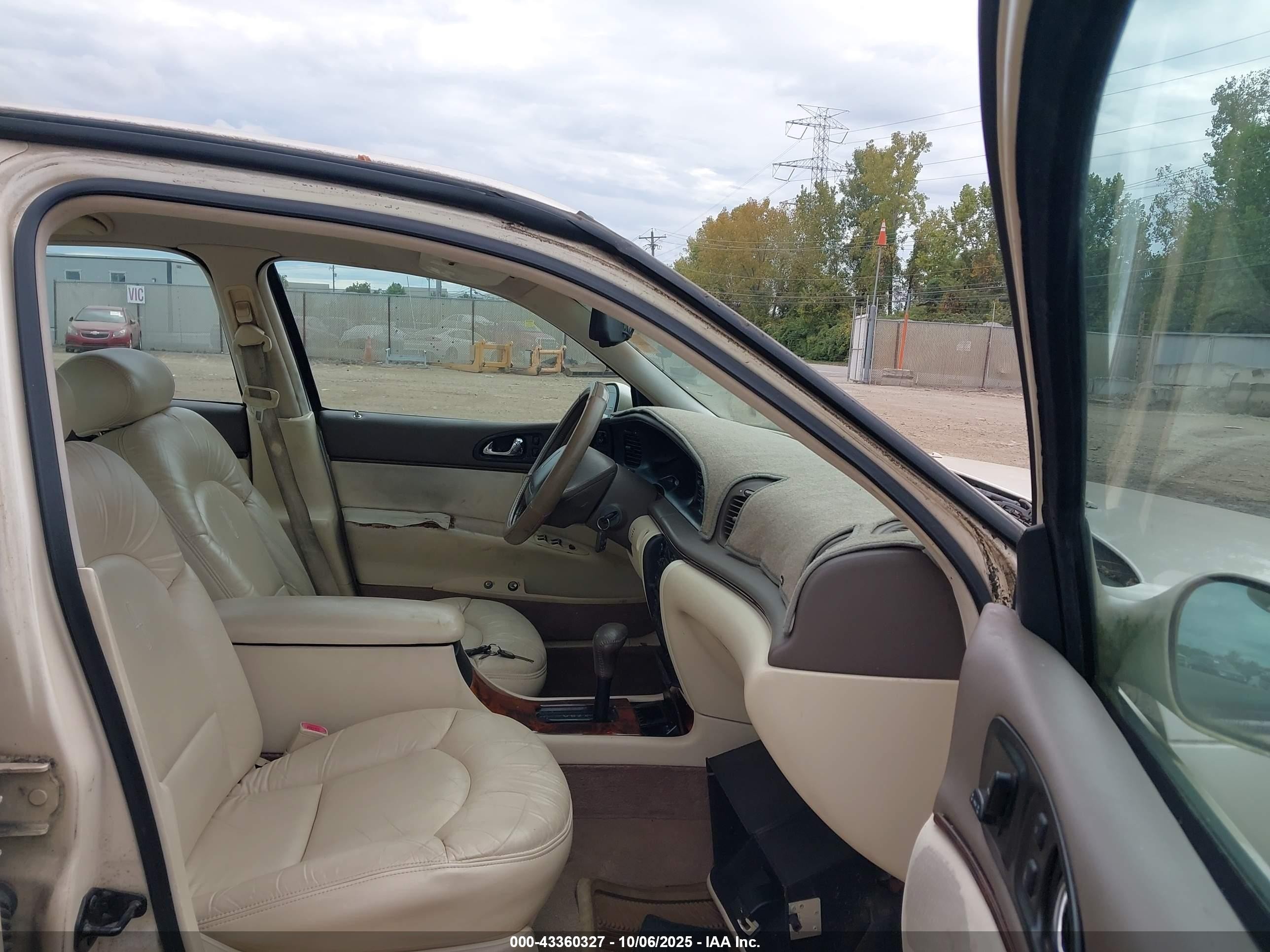 1997 Lincoln Continental   White vin: 1LNLM97V7VY673833