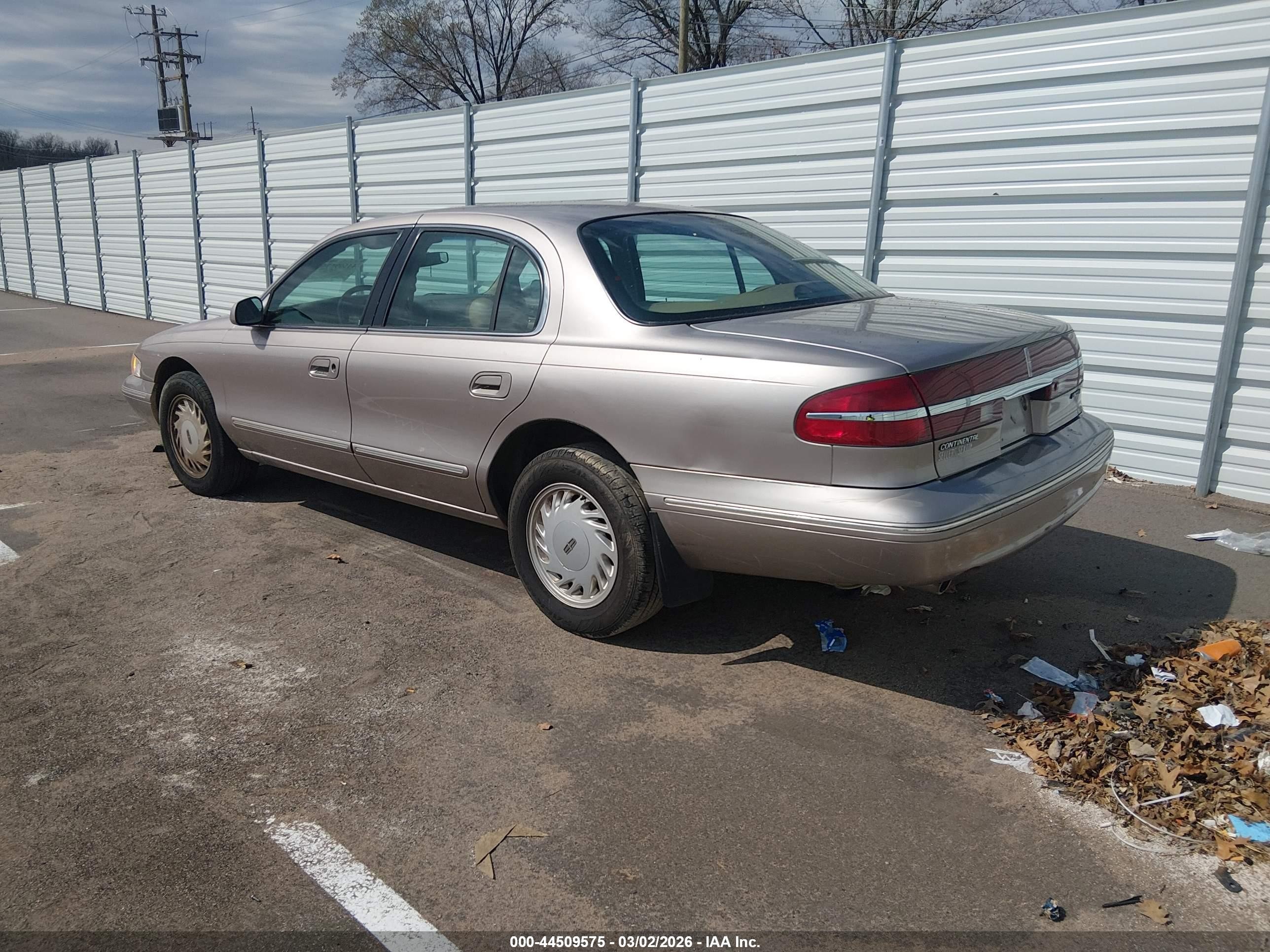 1995 Lincoln Continental   Tan vin: 1LNLM97V8SY681113