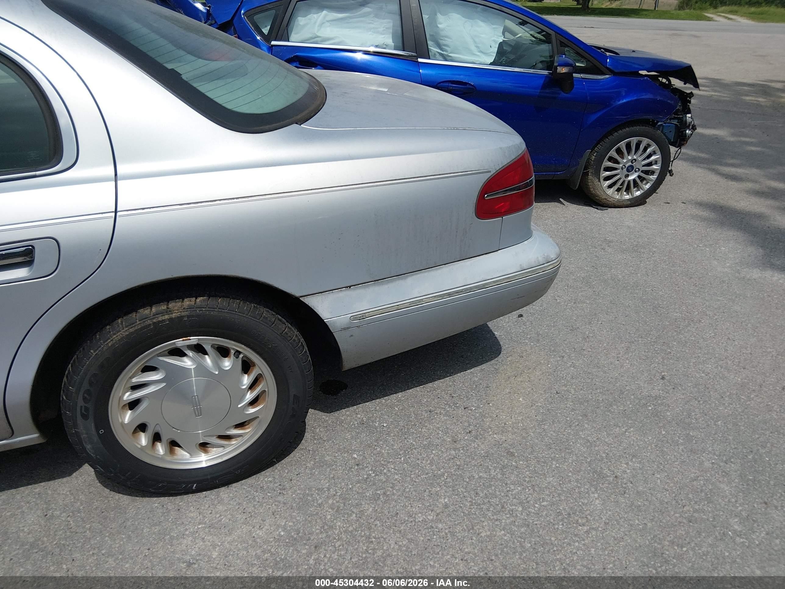 1997 Lincoln Continental   Серебряный vin: 1LNLM97V9VY619997