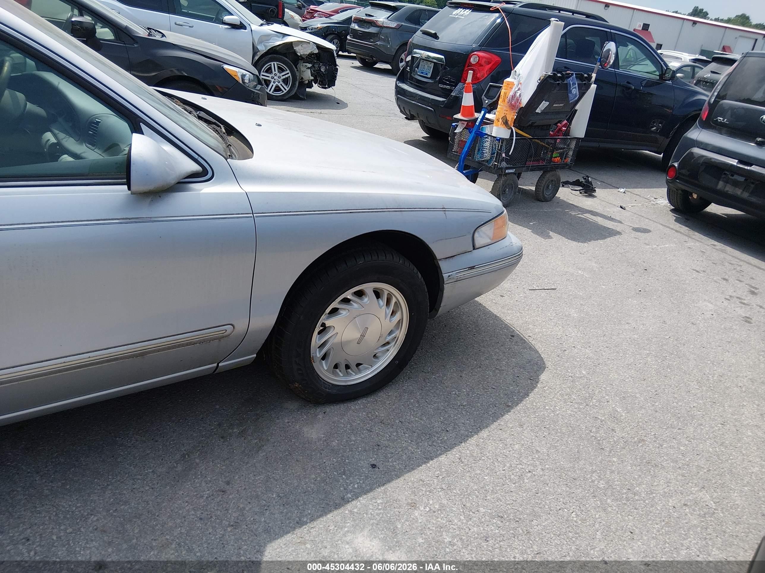 1997 Lincoln Continental   Серебряный vin: 1LNLM97V9VY619997