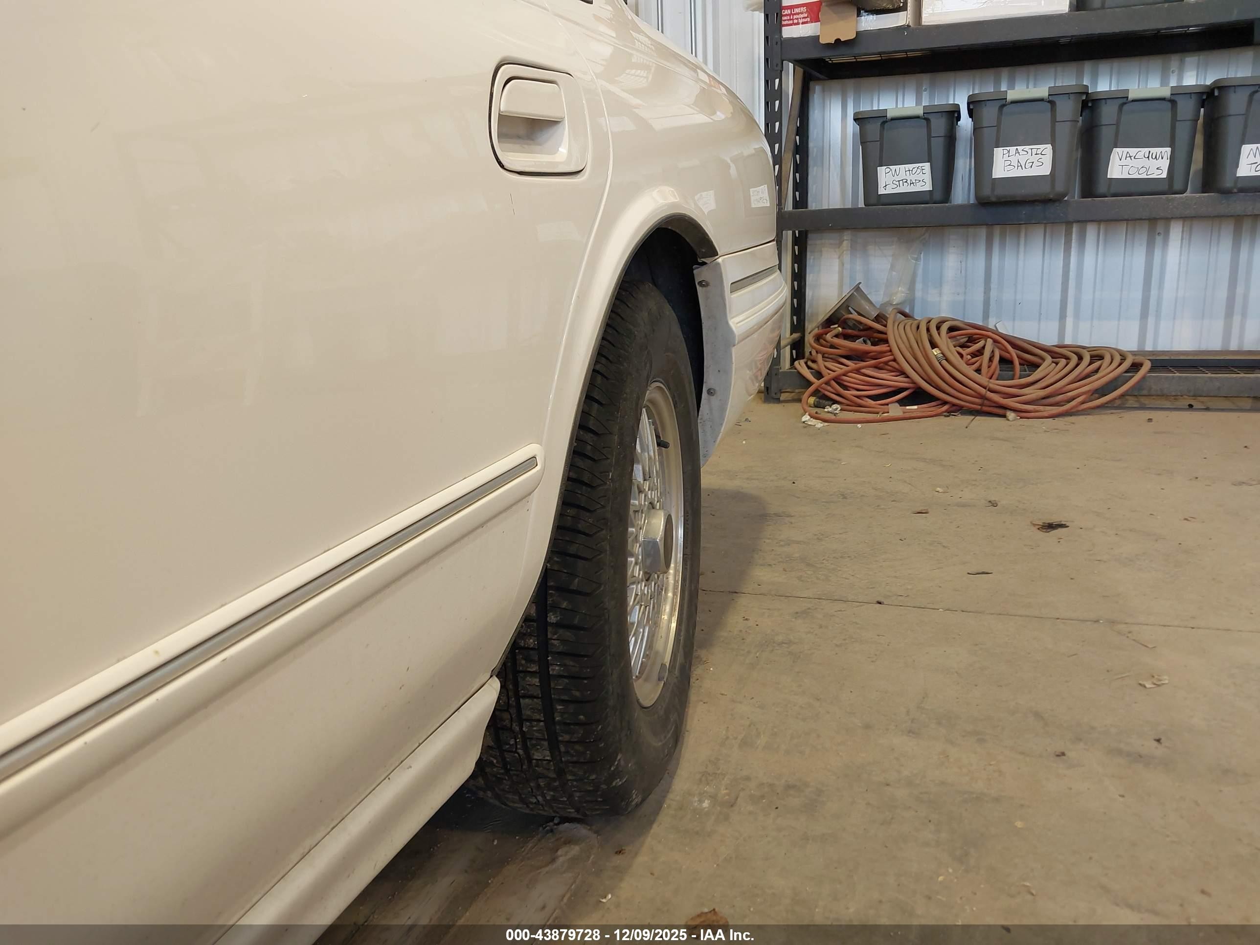 1994 Lincoln Continental Signature White vin: 1LNLM9840RY797289